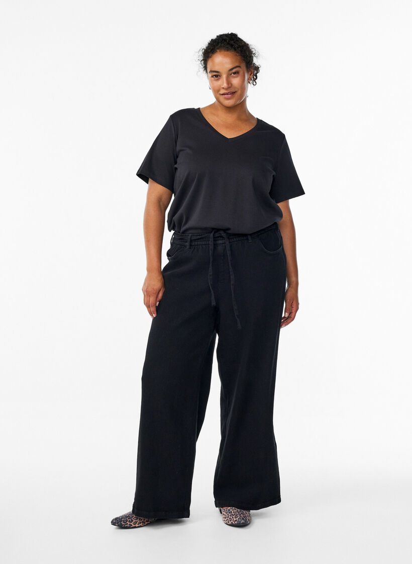 Jeans mit lockerer Passform, elastischem Bund und Tunnelzug, Schwarz, Model