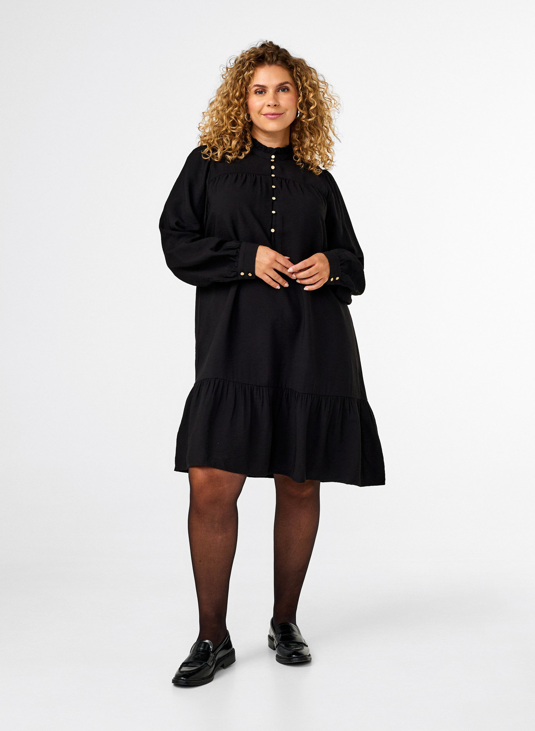 Zizzi Kurzes Kleid mit R&uuml;schenkragen, Black, Model image number 2