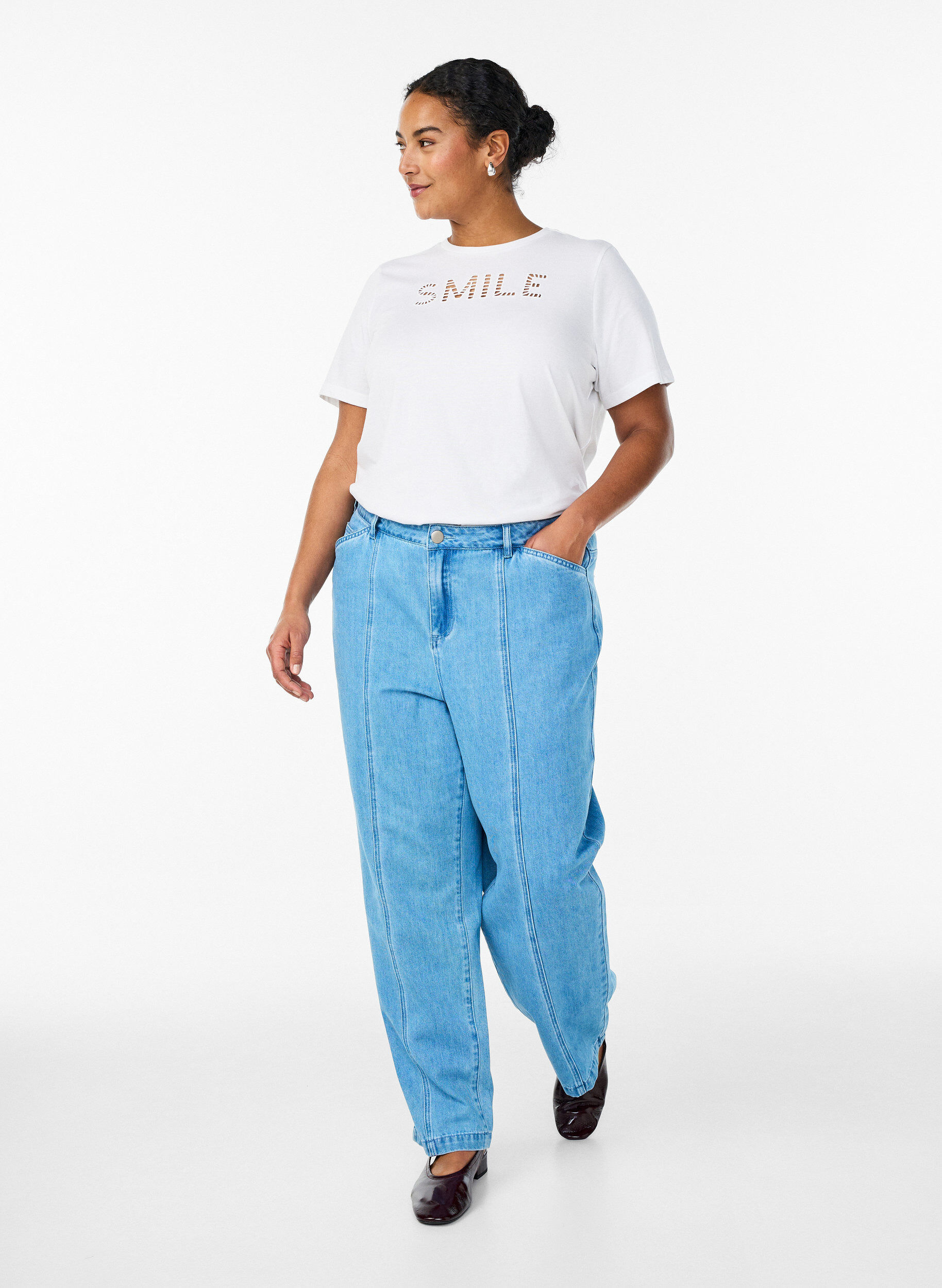 Zizzi T-Shirt aus Baumwolle mit aufgesticktem Text, Wei&szlig;, Model image number 1