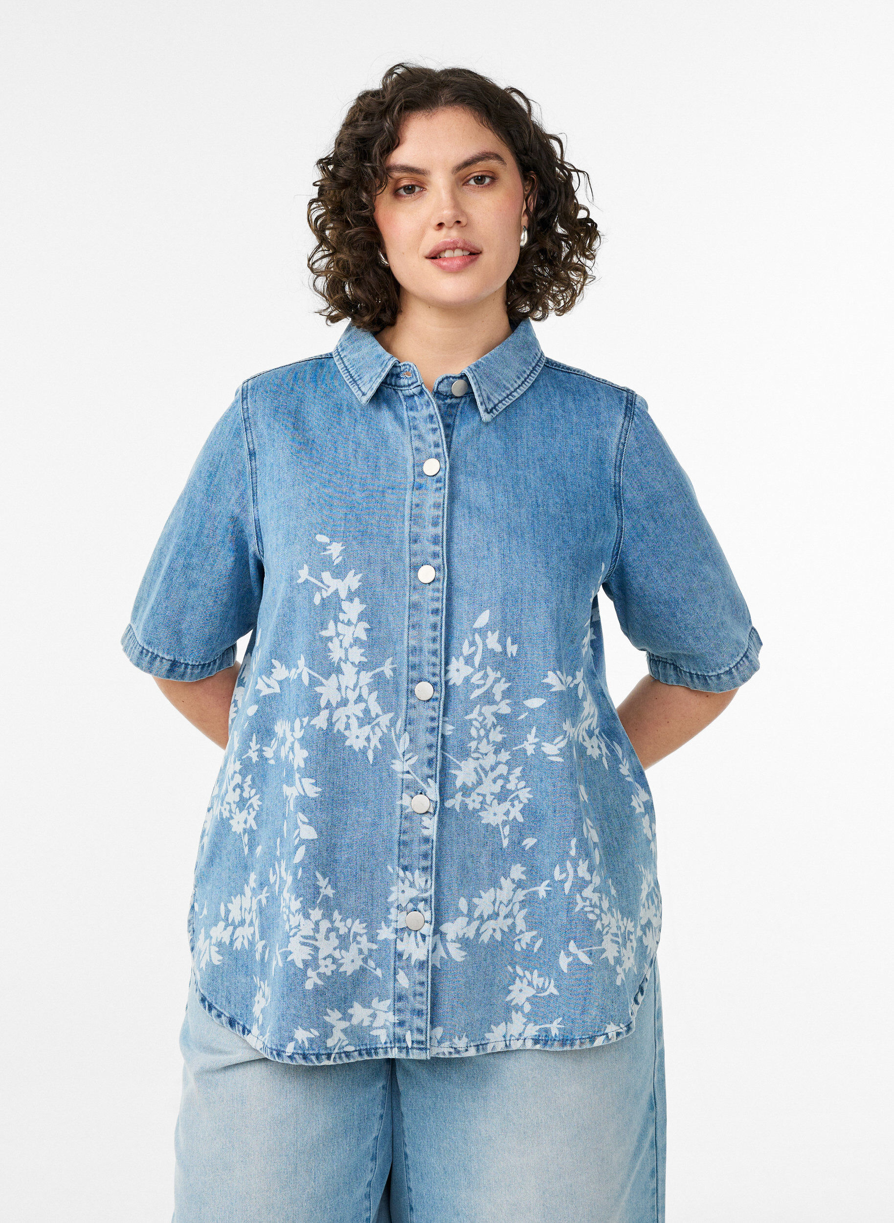 ZizziJeanshemd mit Blumenprint und kurzen &Auml;rmeln, Blau, Model image number 0