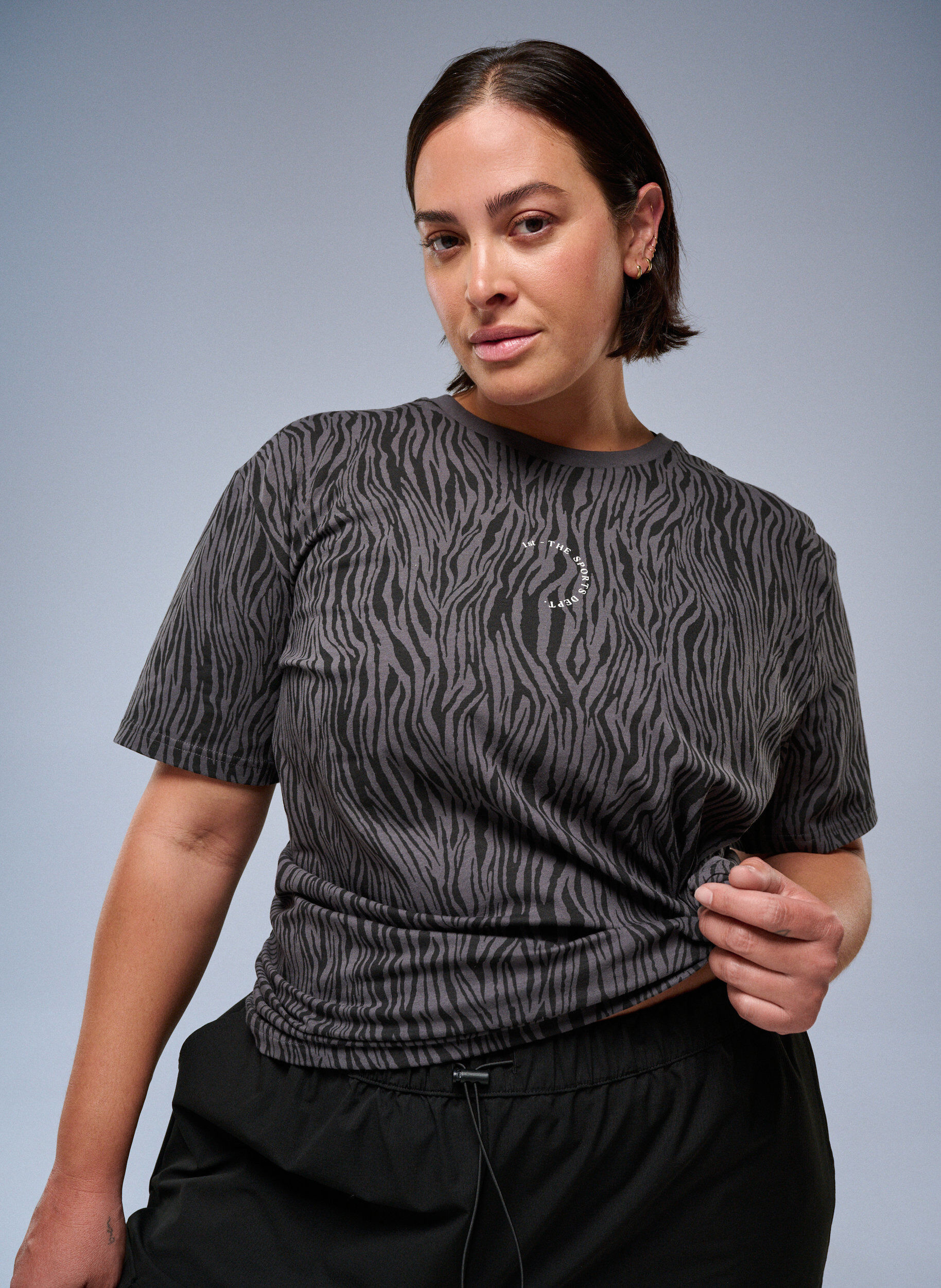 Zizzi Trainingsshirt aus Bio-Baumwolle mit Zebraprint, Grau, Image image number 0