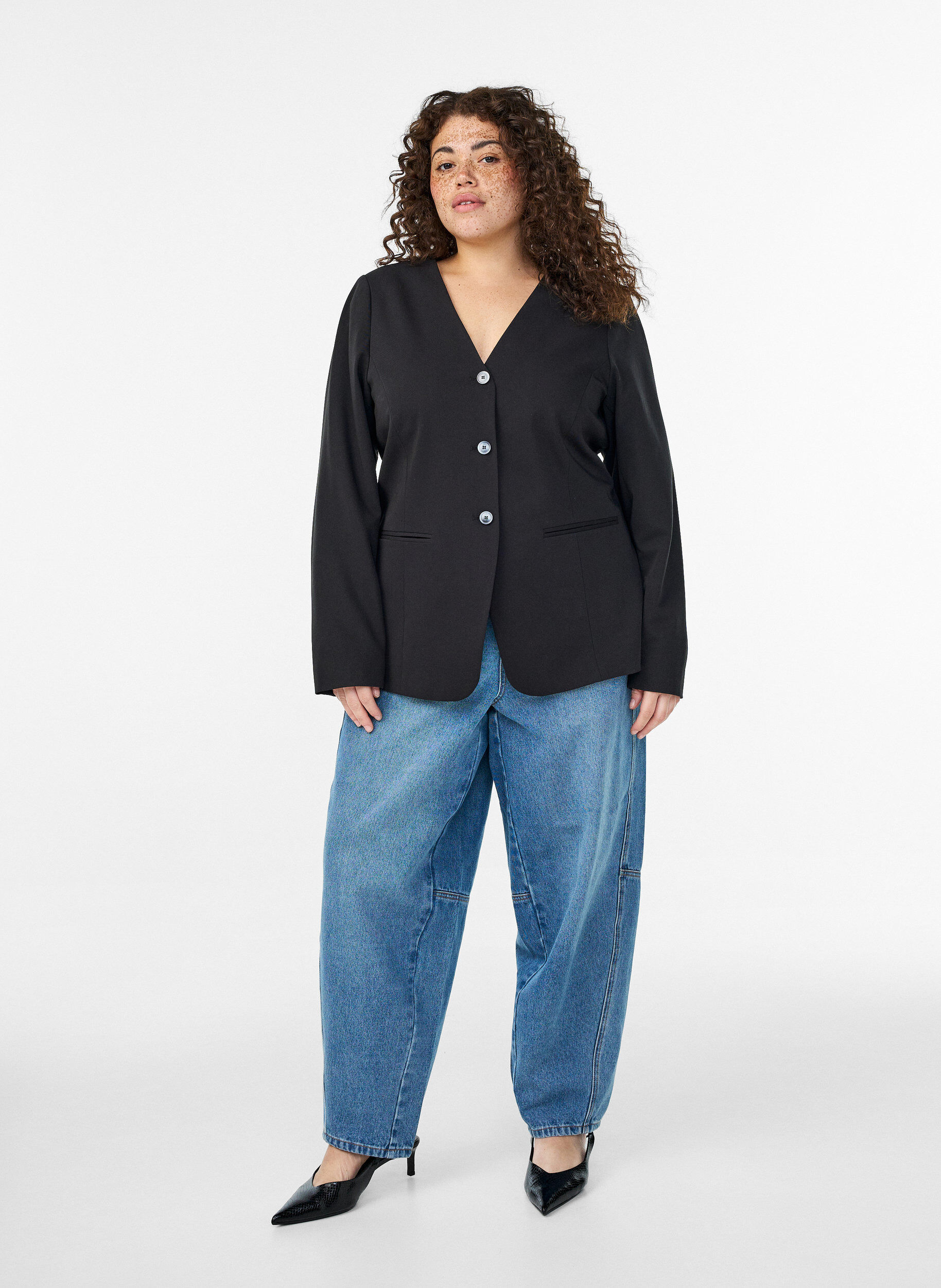 Zizzi Blazer mit V-Ausschnitt und Knopfverschluss, Schwarz, Model image number 1