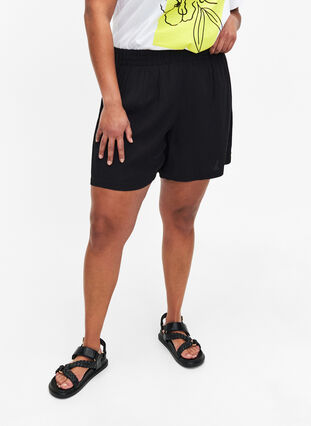 Locker sitzende Shorts aus Viskose, Black, Model image number 2