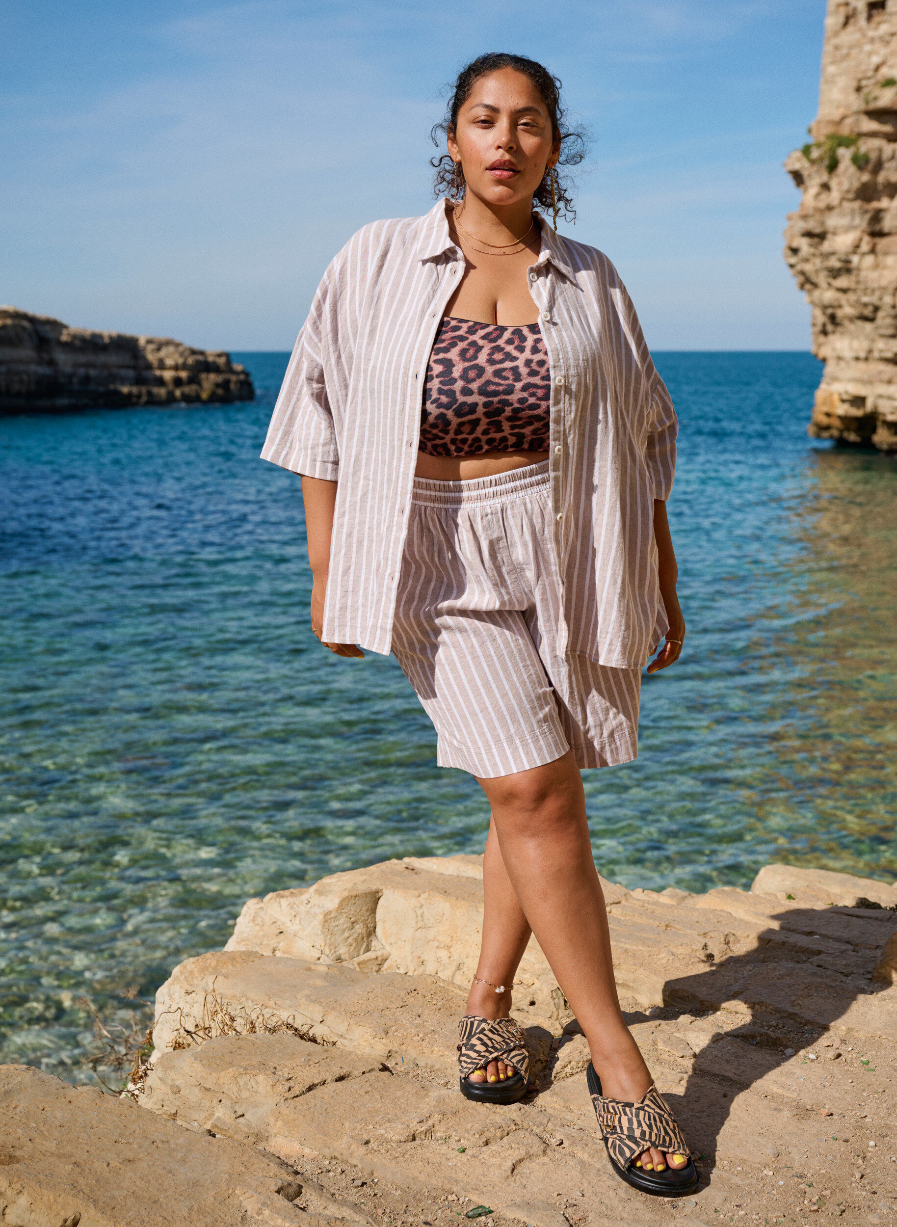 Zizzi Gestreifte Shorts aus Leinen und Viskose, Beige, Image image number 0