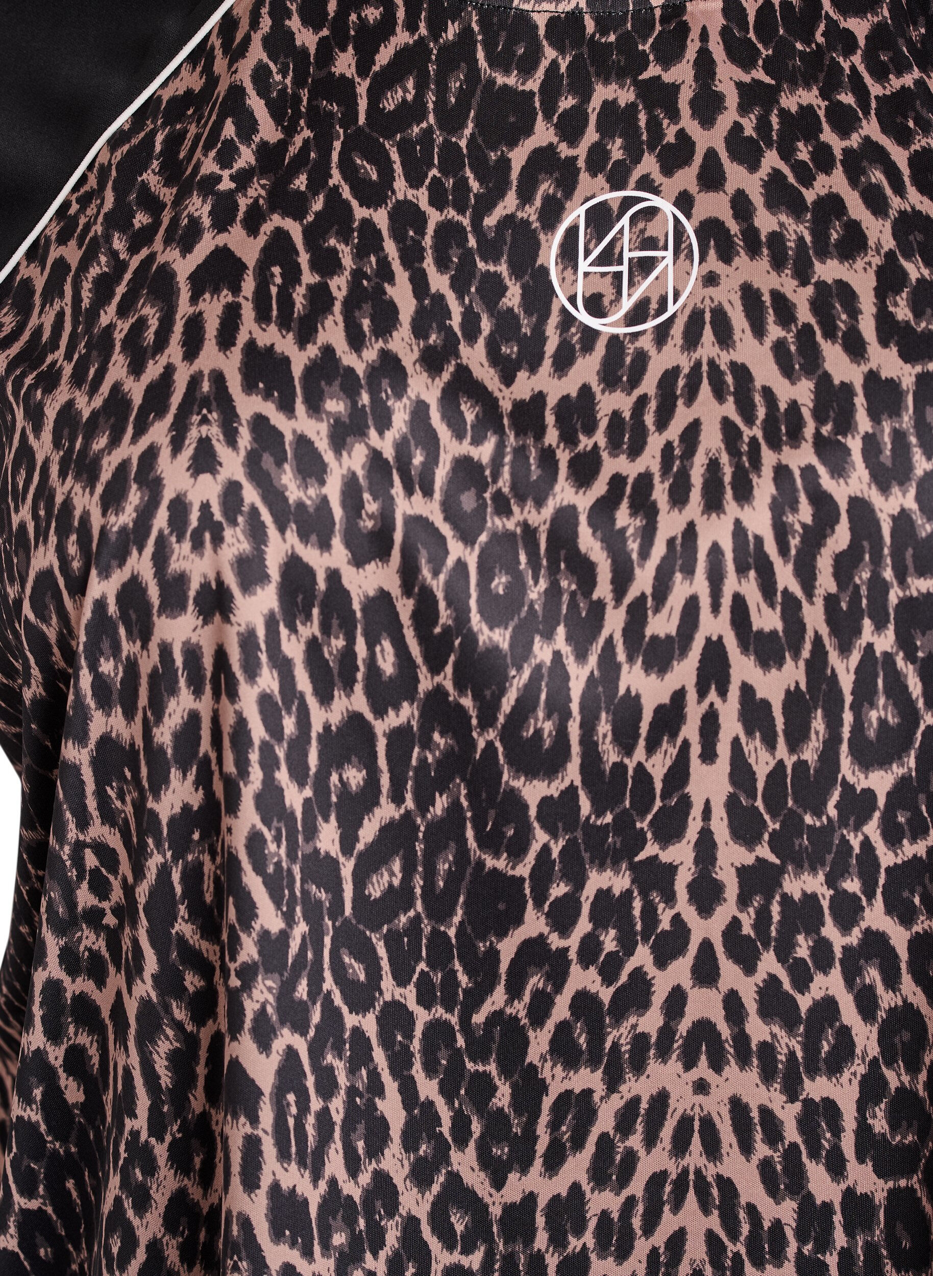 Zizzi Trainingsshirt mit Leoprint und Raglan&auml;rmeln, Braun, Packshot image number 2