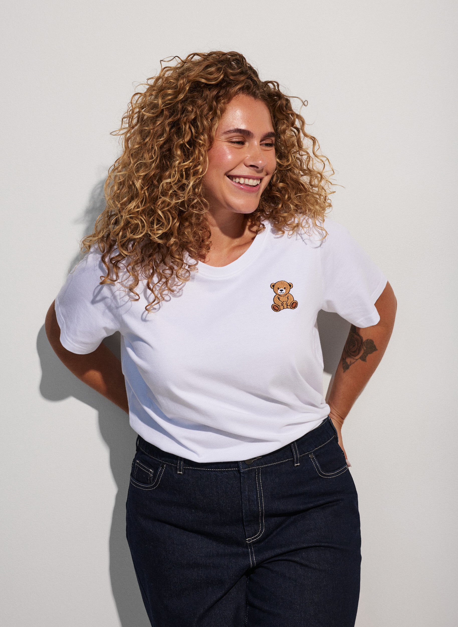 T-Shirt aus Bio-Baumwolle mit Teddyb&auml;r-Motiv, Wei&szlig;, Model