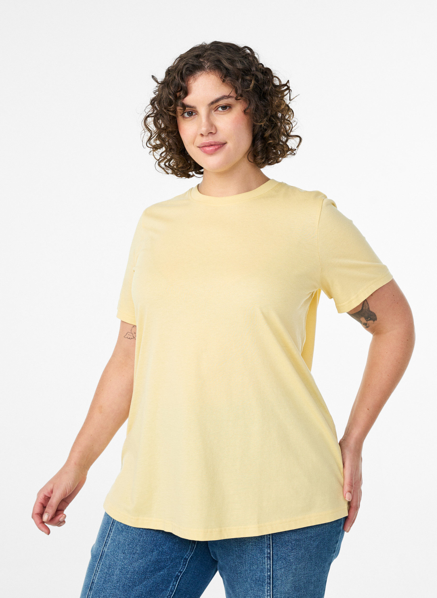 Basic-T-Shirt aus Baumwolle mit Rundhalsausschnitt, Gelb, Model