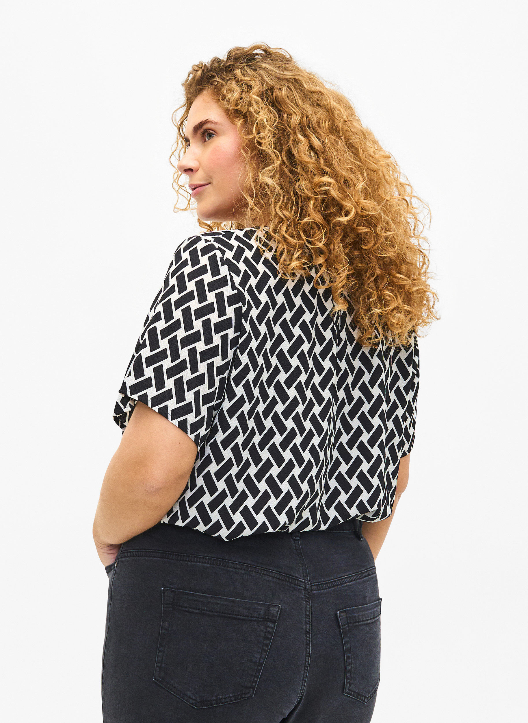 Zizzi Bluse mit kurzen &Auml;rmeln und V-Ausschnitt , Schwarz, Model image number 2