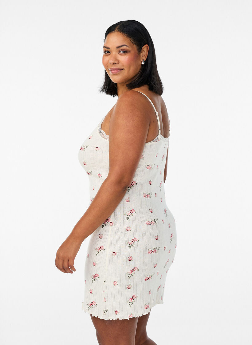 Nachthemd mit d&uuml;nnen Tr&auml;gern und Strukturmuster, Vanille, Model