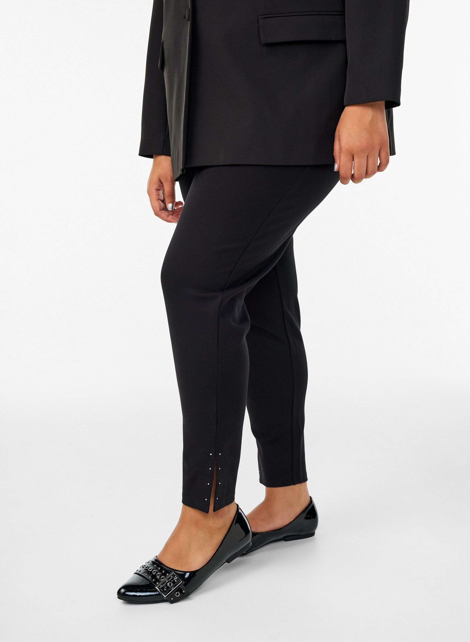 Zizzi Leggings mit Schlitzen und kleinen Strasssteinen, Schwarz, Model image number 0