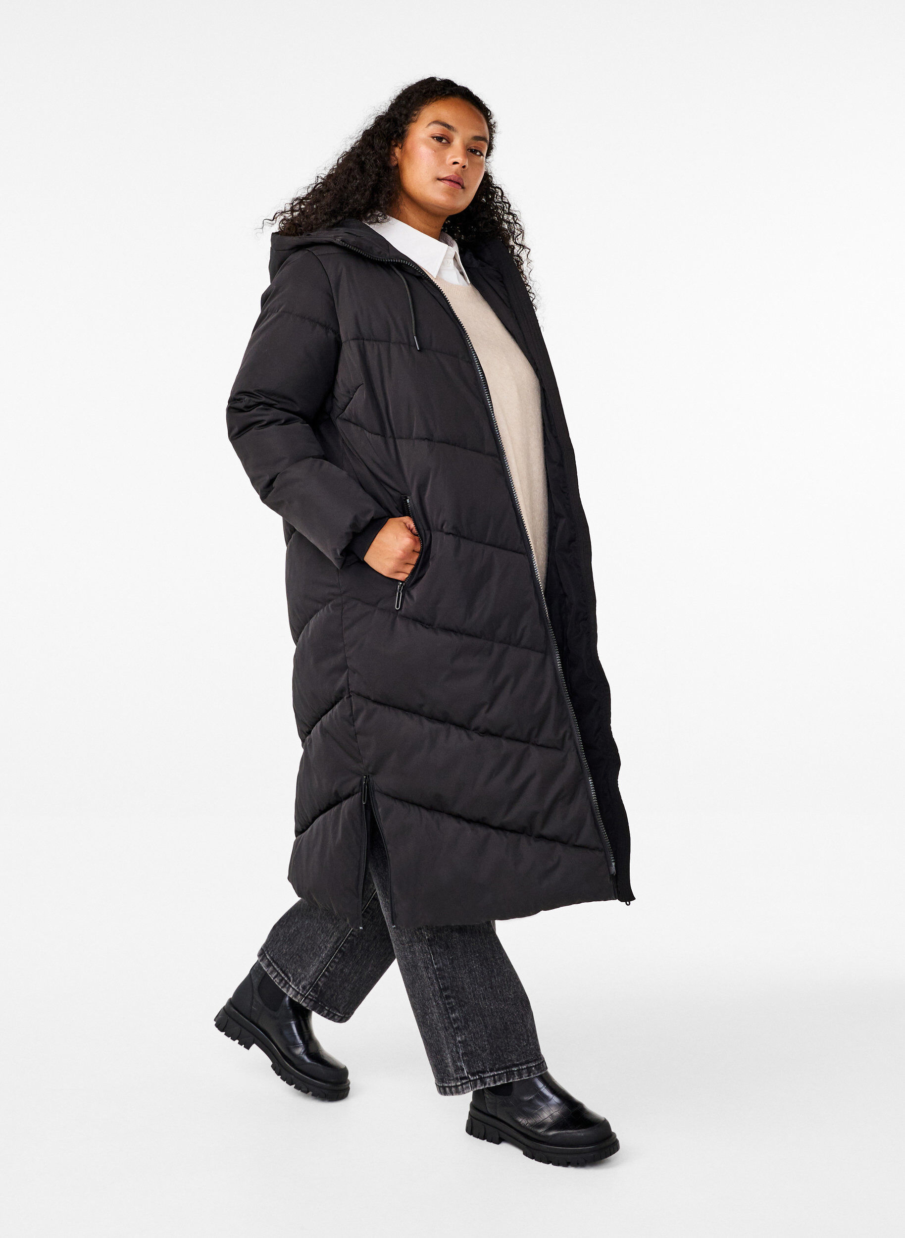 Langer Puffermantel mit Kapuze und Taschen, Schwarz, Model