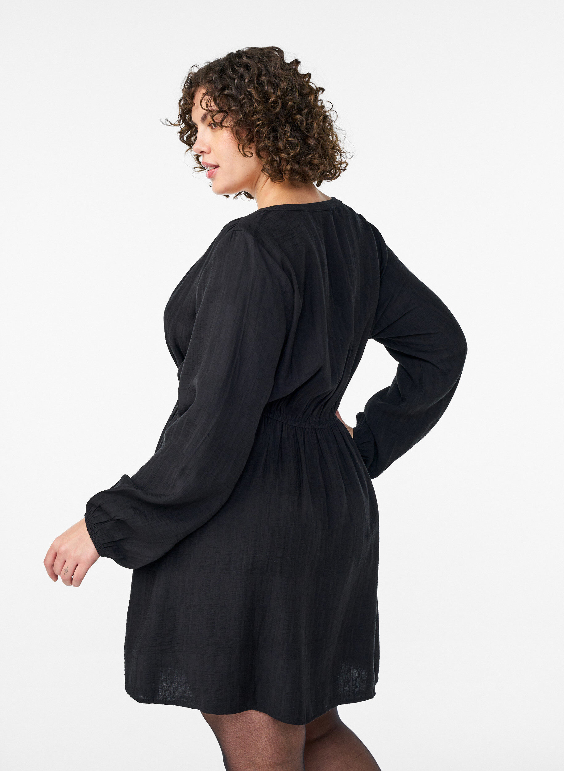 Zizzi Kurzes strukturiertes Kleid in Wickeloptik, Schwarz, Model image number 2