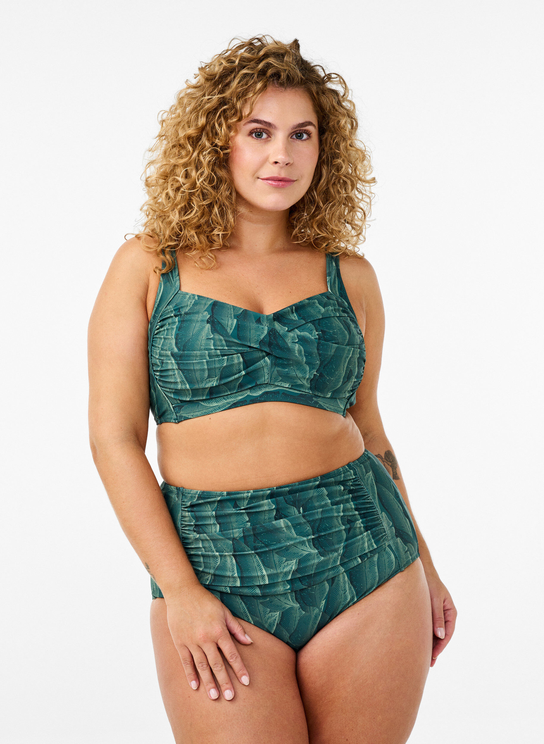 Zizzi Wattierter Bikini-Oberteil mit Print, Gr&uuml;n, Model image number 1