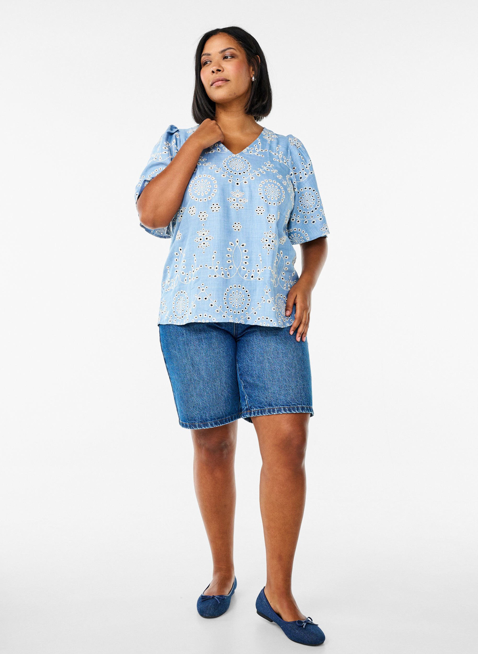 Zizzi Bluse mit Broderie-Anglaise und kurzen Puff&auml;rmeln, Blau, Model image number 1