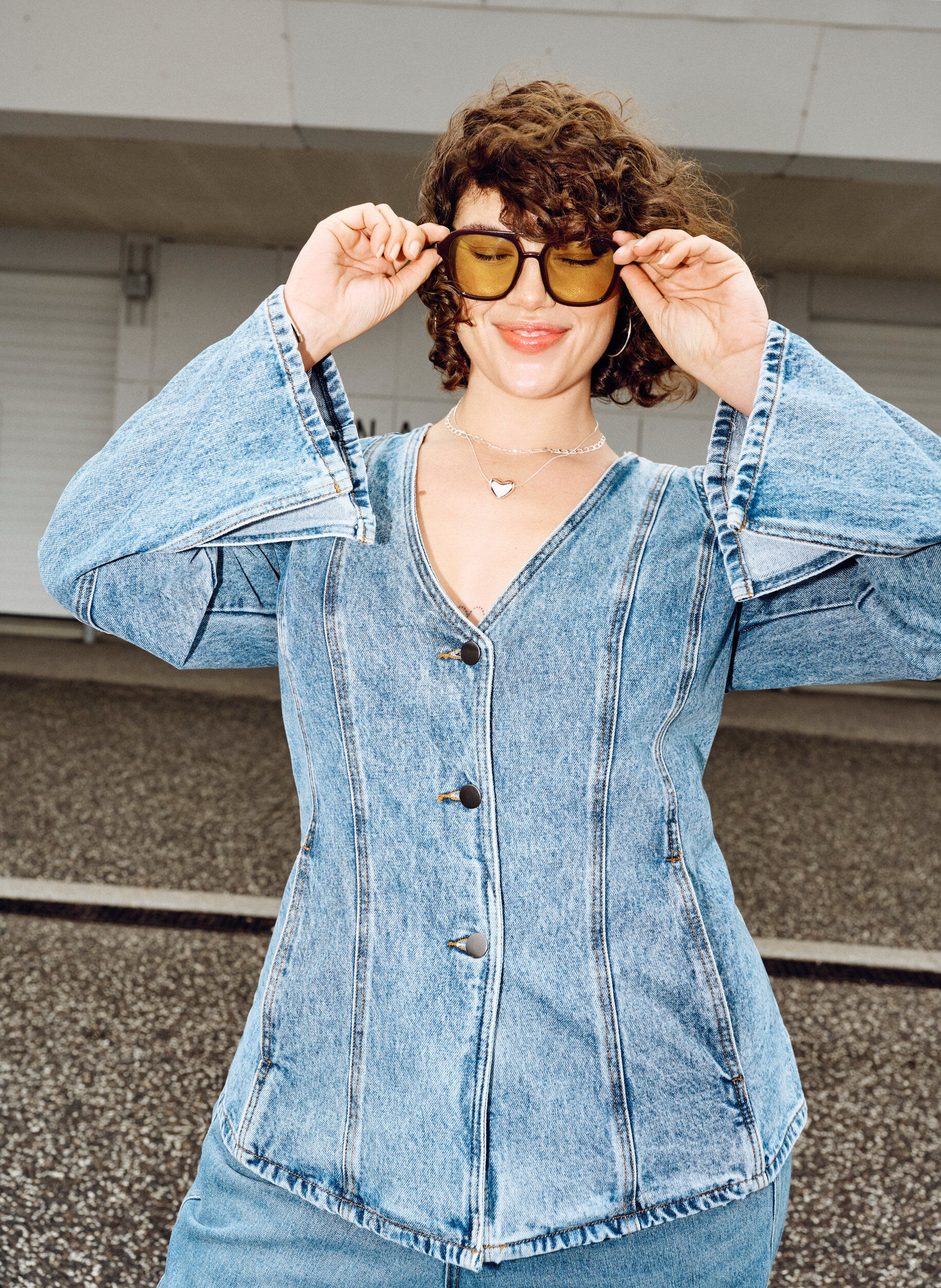 Zizzi Jeansjacke mit formgebenden N&auml;hten und V-Ausschnitt, Blau, Image image number 0