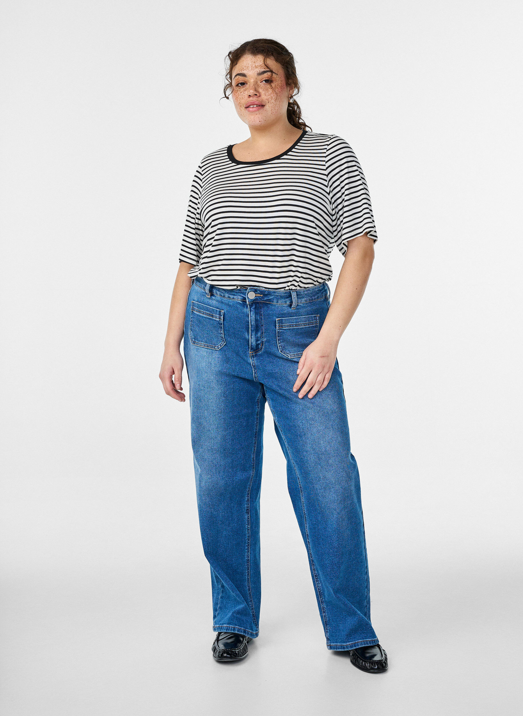 Zizzi T-Shirt mit TENCEL&trade; Lyocell und Streifen, Wei&szlig;, Model image number 1