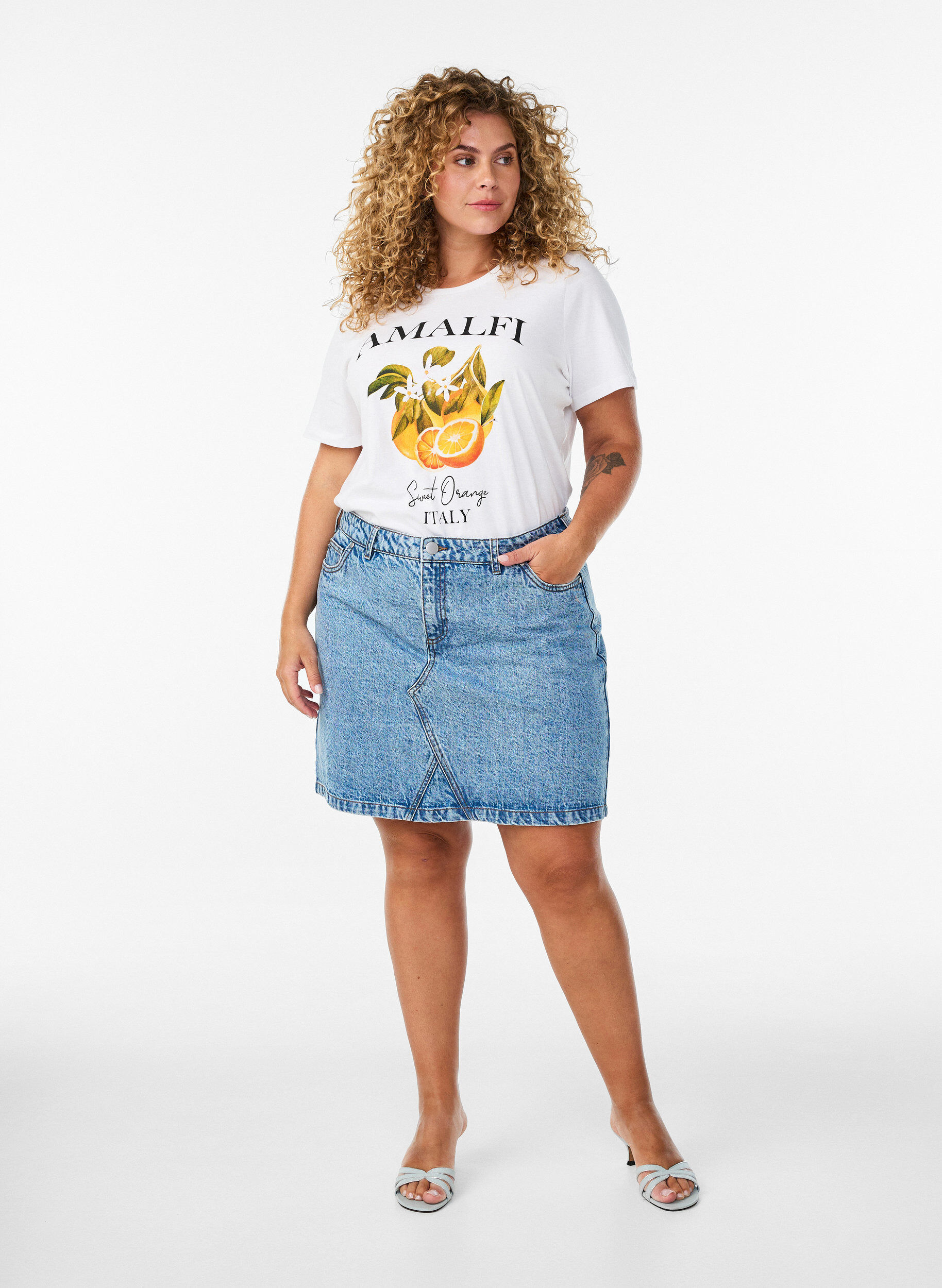 Zizzi Kurzer Jeansrock mit Taschen, Blau, Model image number 1