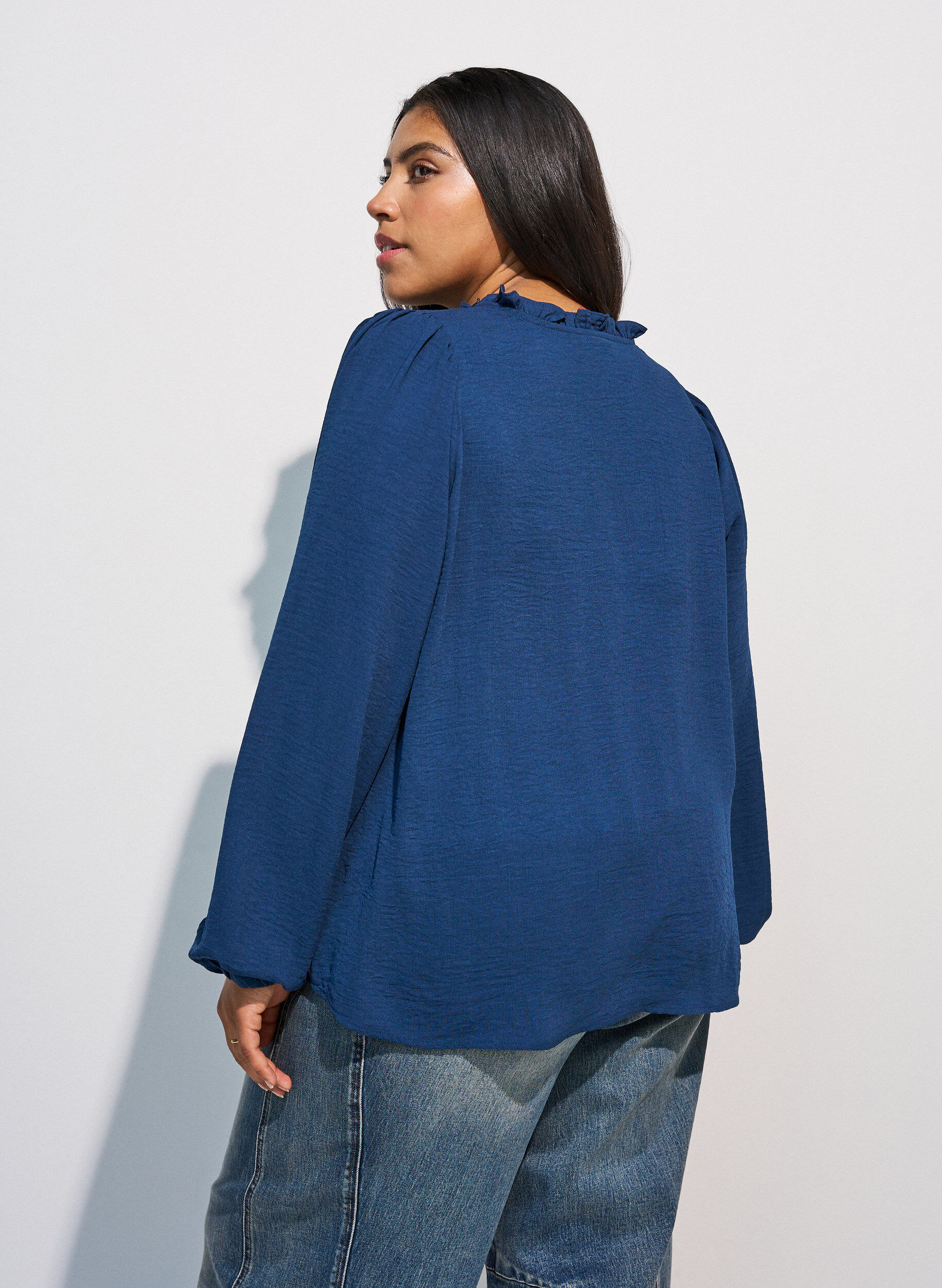 ZizziBluse mit V-Ausschnitt und H&auml;kelband, Blau, Model image number 2