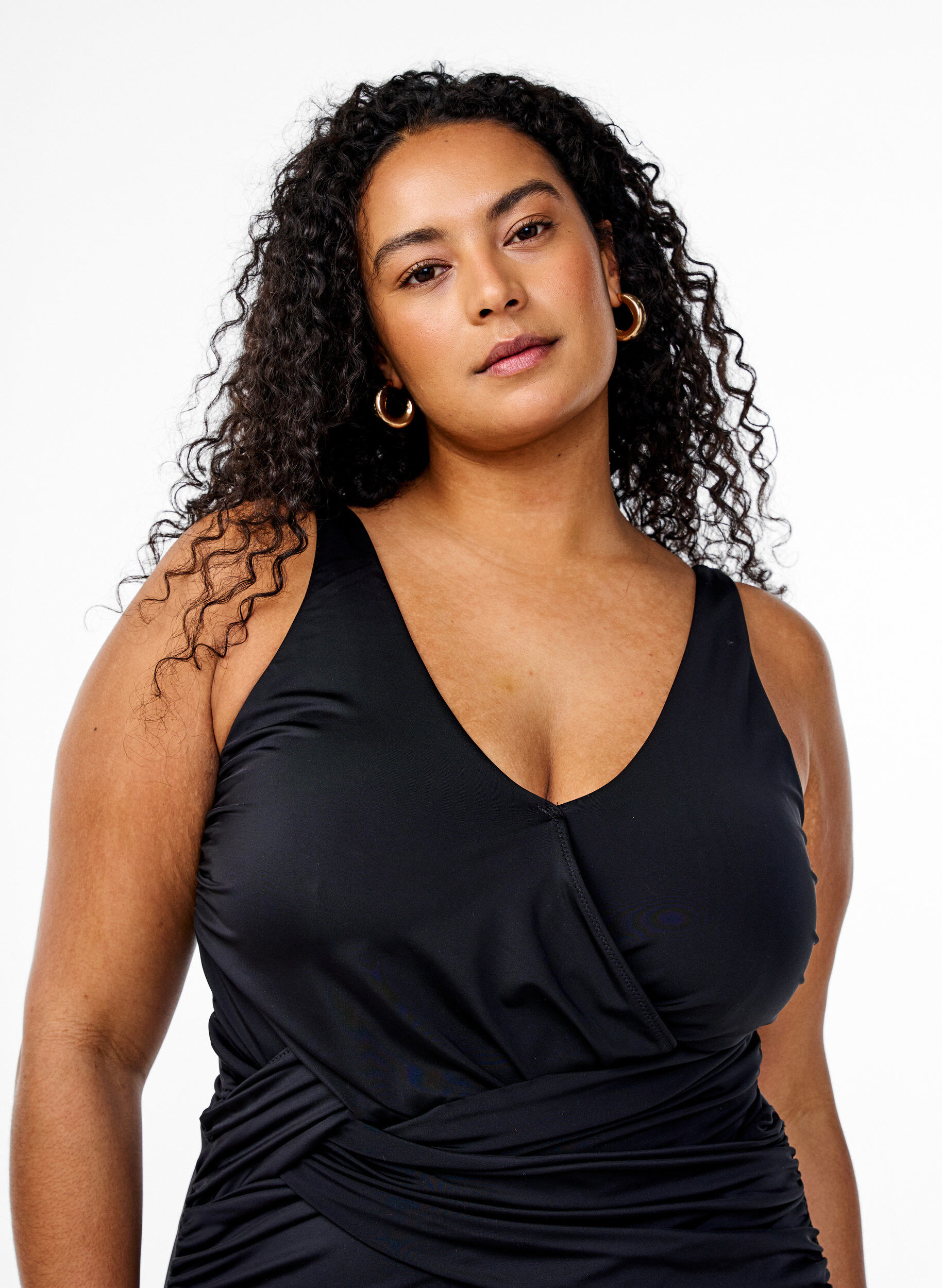 Zizzi Badeanzug mit gekreuztem Raffungselement, Schwarz, Model image number 2