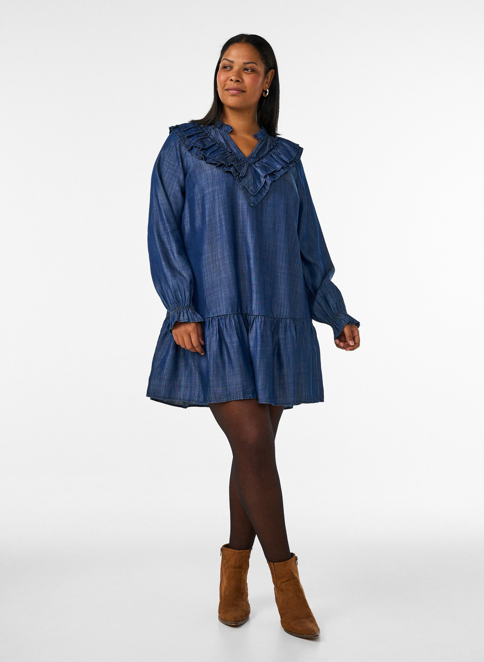 ZizziKurzes Kleid im Denim-Look mit R&uuml;schen, Blau, Model image number 1