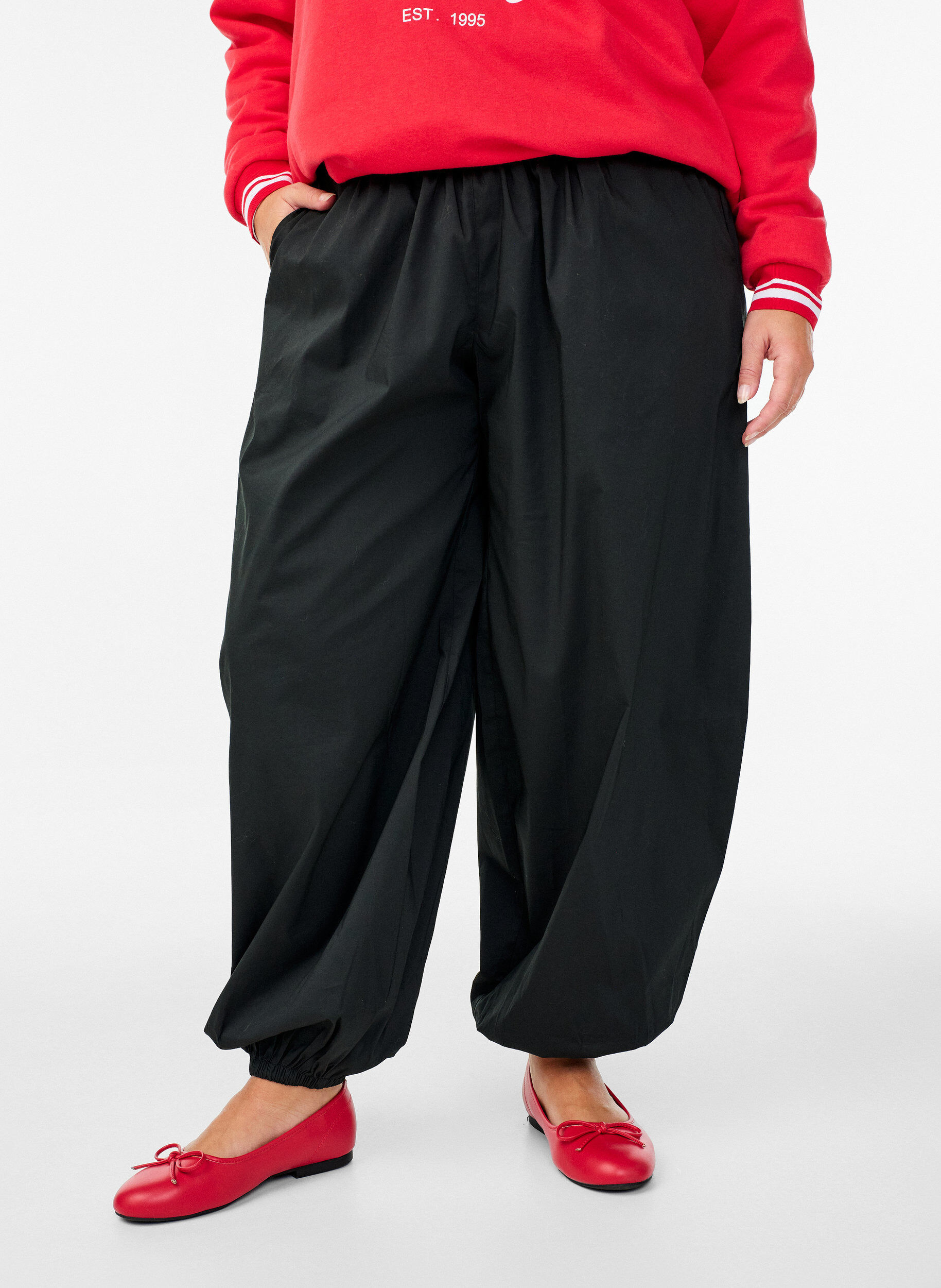 Ballonhose mit Taschen und elastischem Bund, Schwarz, Model