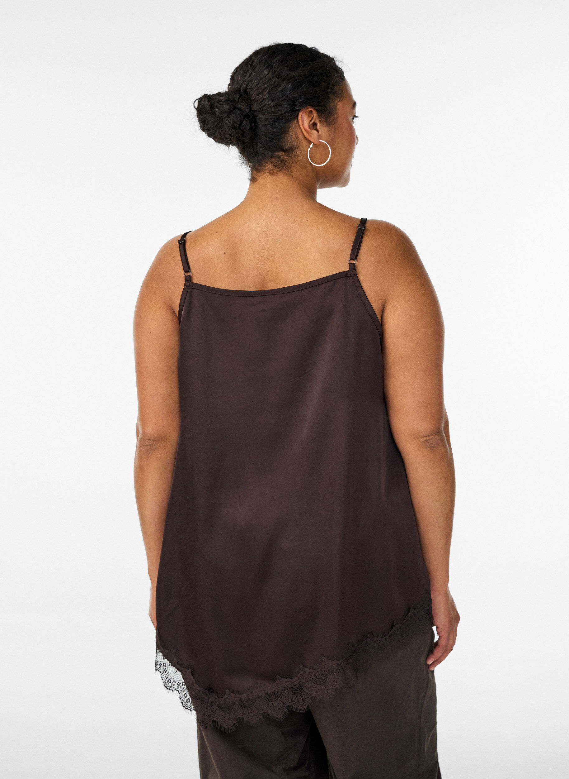Zizzi Top aus Satin mit Spitzen und asymmetrischem Saum, Braun, Model image number 2