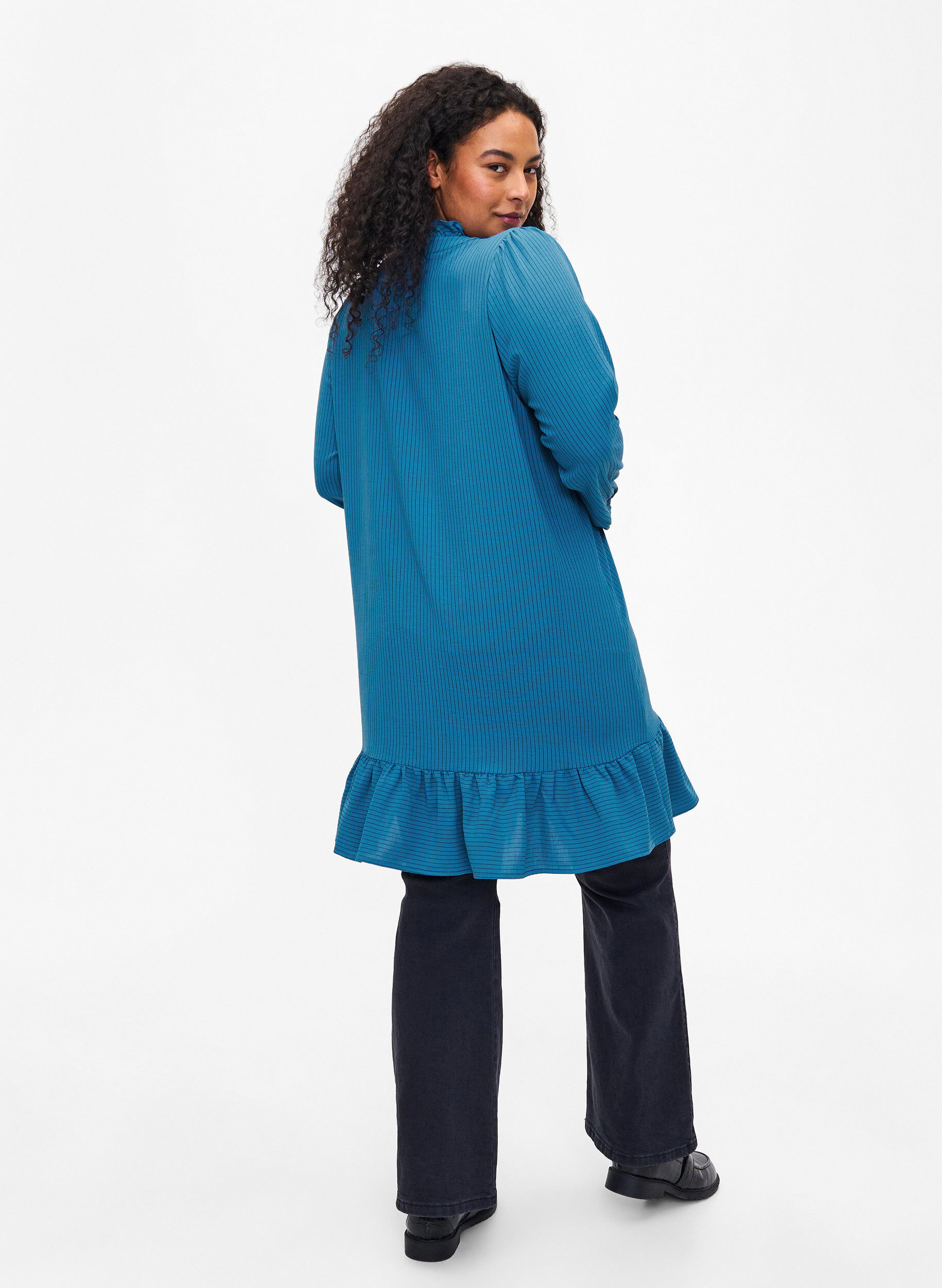 Zizzi Gestreiftes Kleid mit R&uuml;schendetails, Blau, Model image number 2