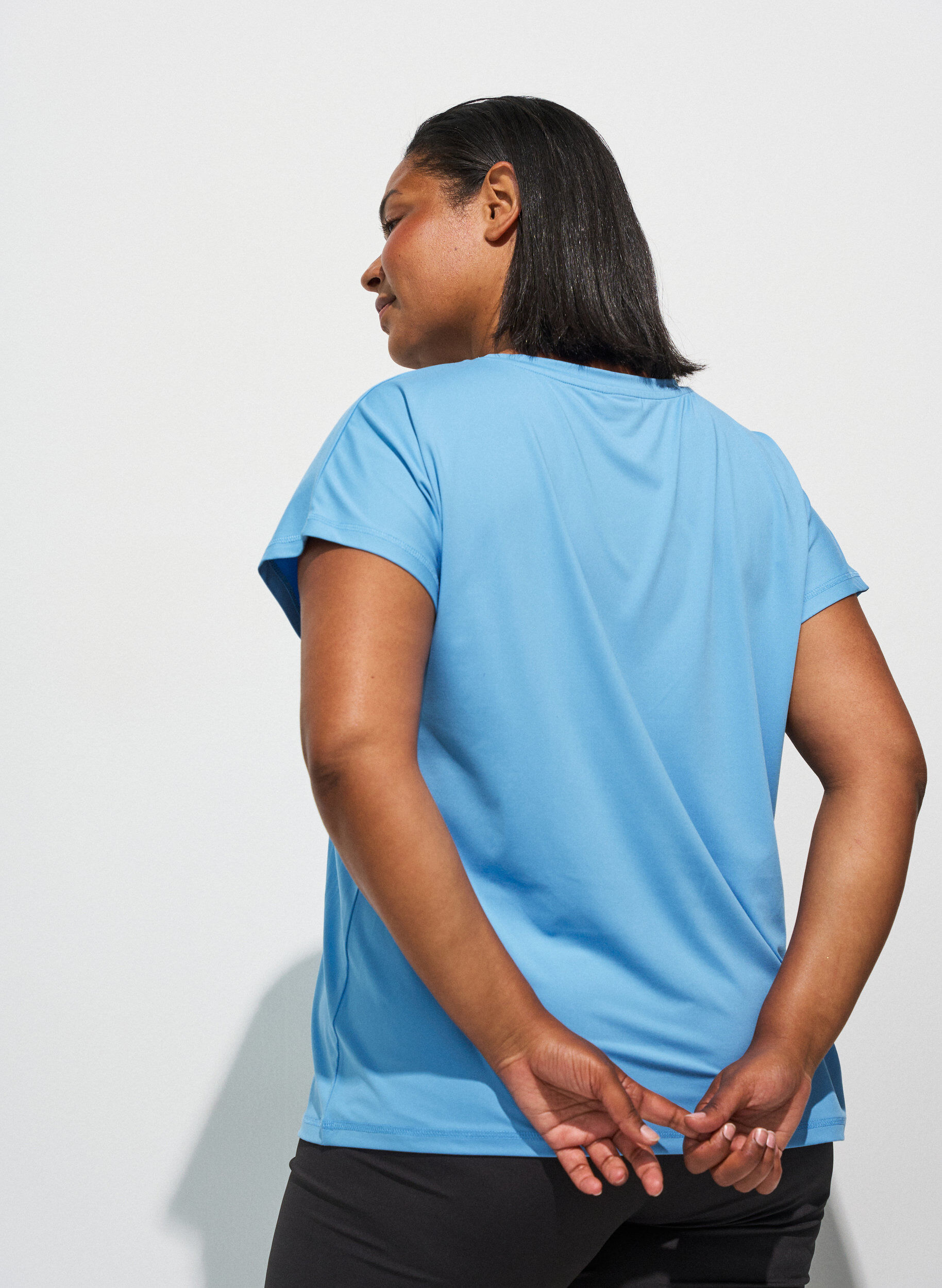 ZizziLockeres Trainings-T-Shirt mit V-Ausschnitt, Blau, Model image number 2
