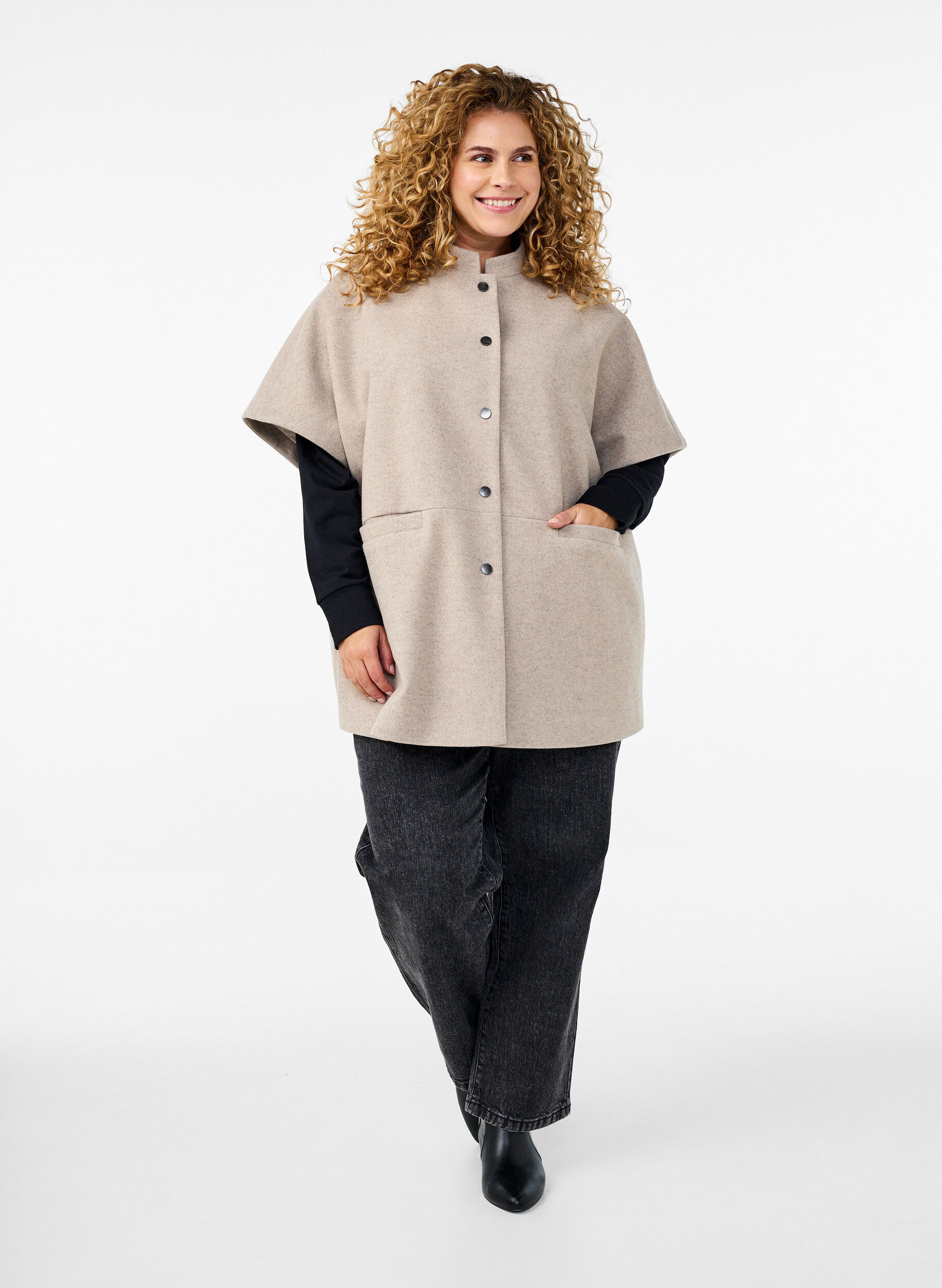Zizzi Cape-Jacke in Wolloptik mit kurzen &Auml;rmeln, Simply Taupe Mel., Model image number 2