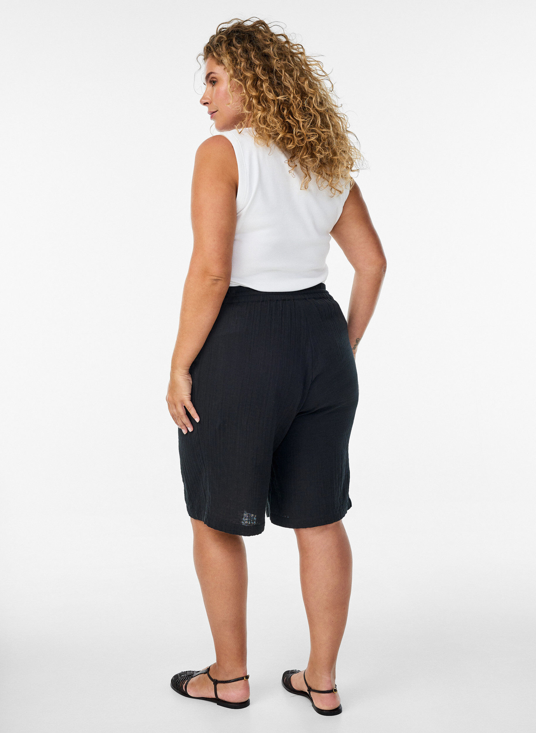 ZizziLockere Shorts aus Baumwollmusselin mit hoher Taille, Schwarz, Model image number 2