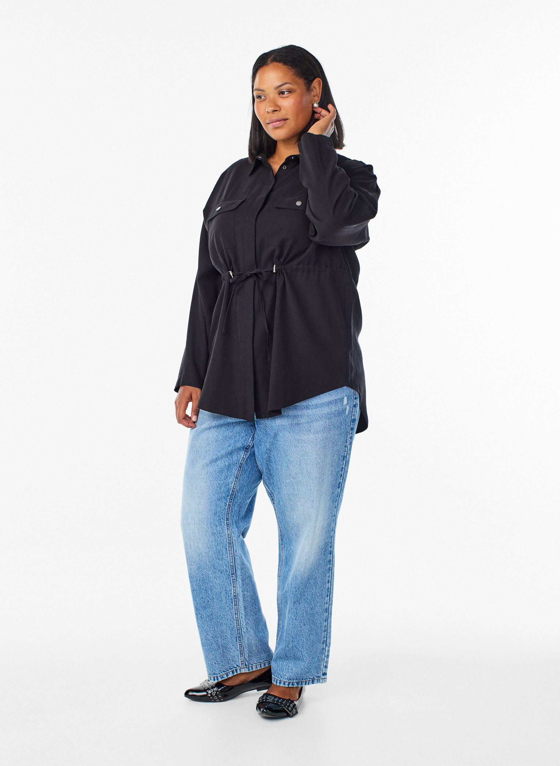 Zizzi Tunika mit Brusttaschen und verstellbarer Taille, Schwarz, Model image number 1