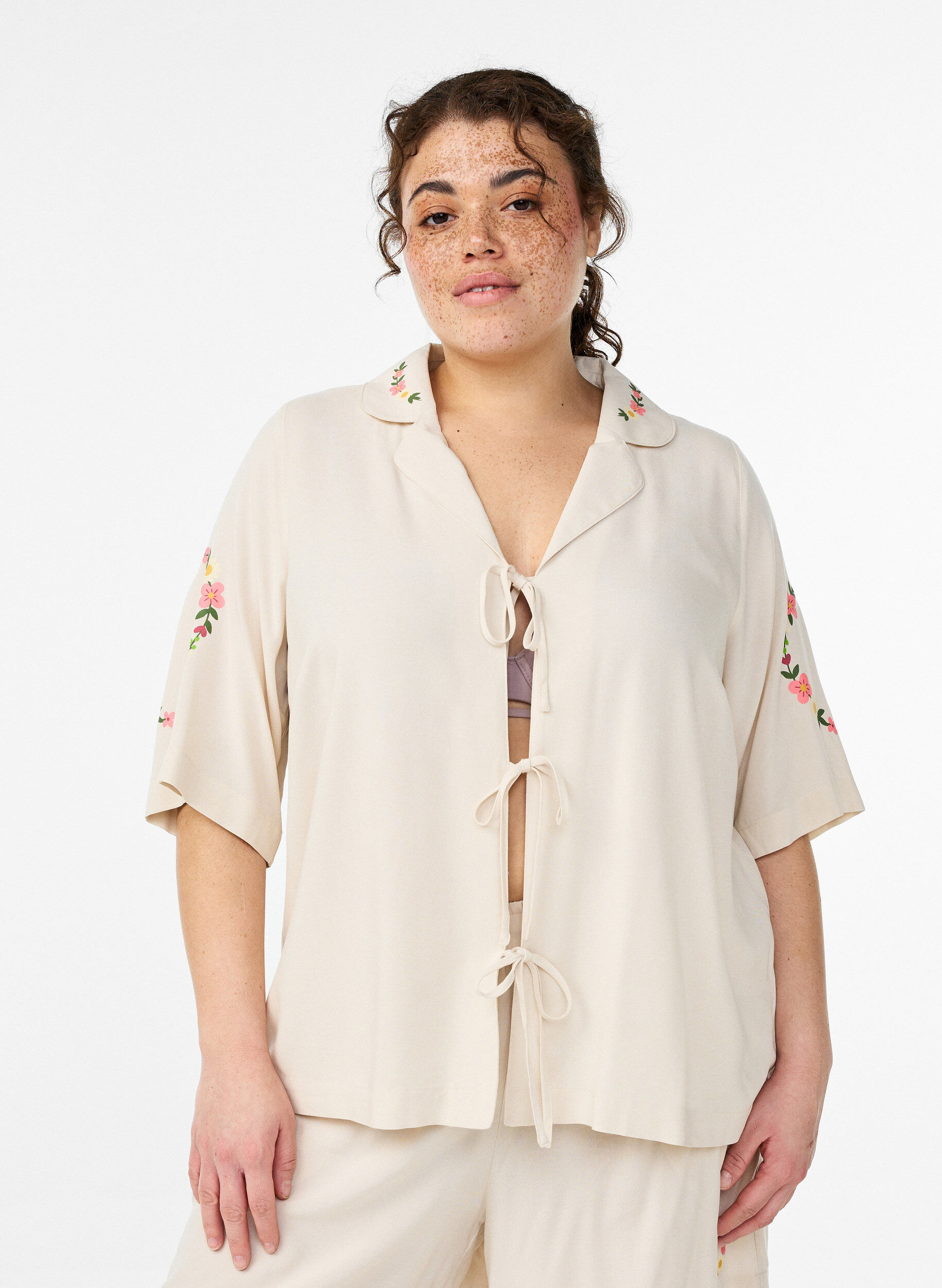 Zizzi Pyjamaoberteil aus Viskose mit Bindeband und Blumenmuster, Beige, Model image number 0