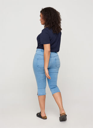 Hochtaillierte Capri Jeans aus Baumwollmischung, Light blue denim, Model image number 1