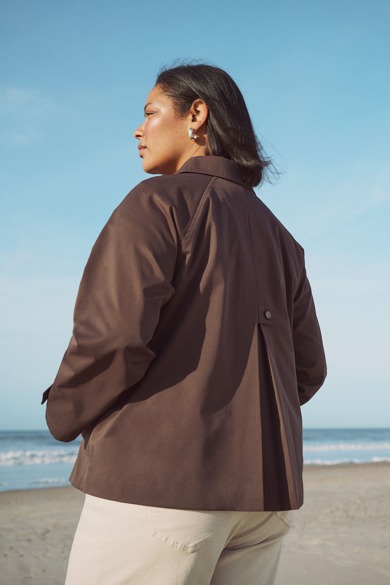 Brauner kurzer Trenchcoat, , Model