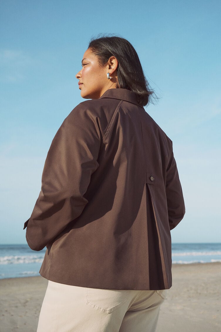 Brauner kurzer Trenchcoat, , Model