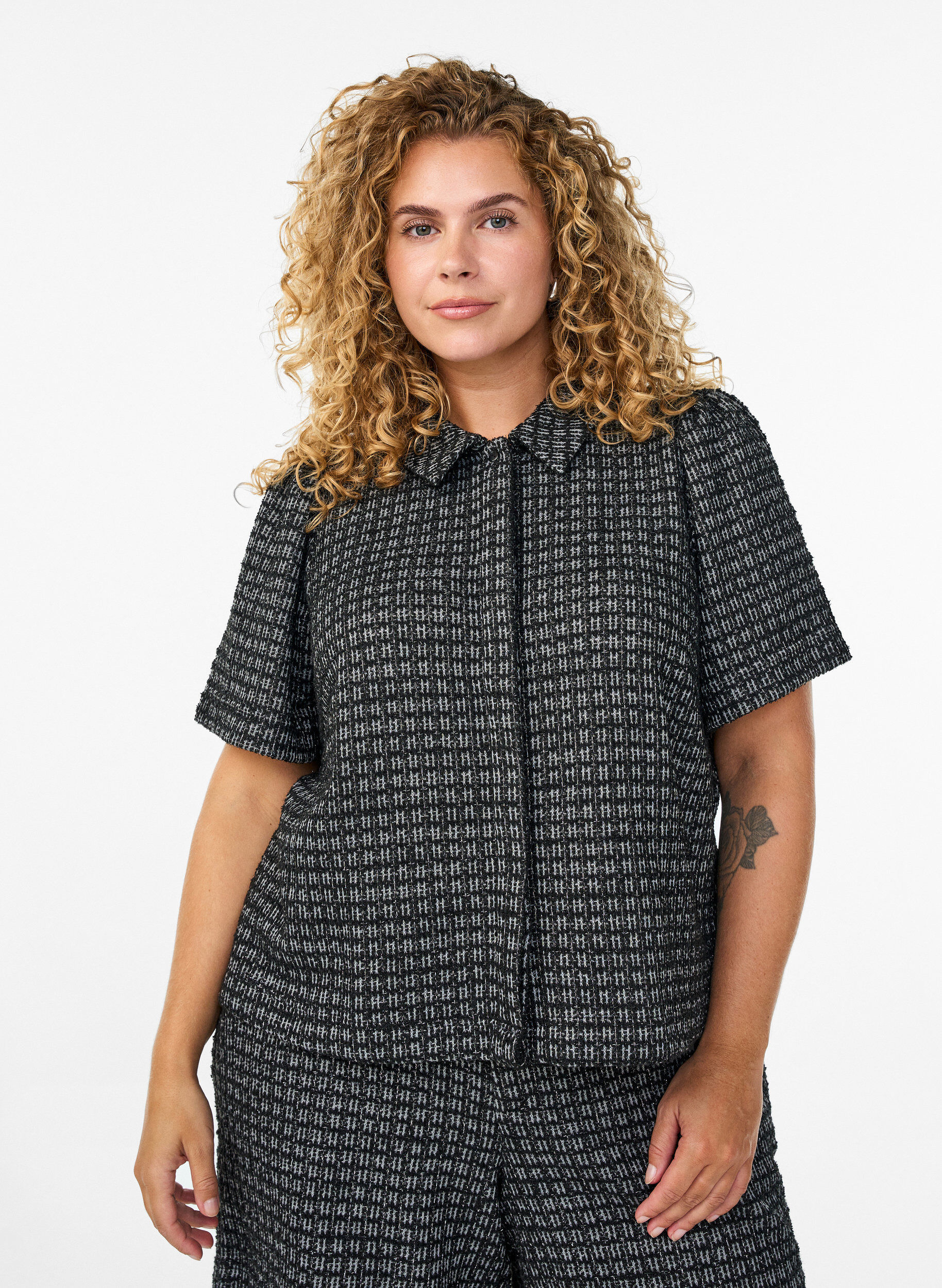 Bluse aus Boucl&eacute; mit kurzen &Auml;rmeln, Schwarz, Model