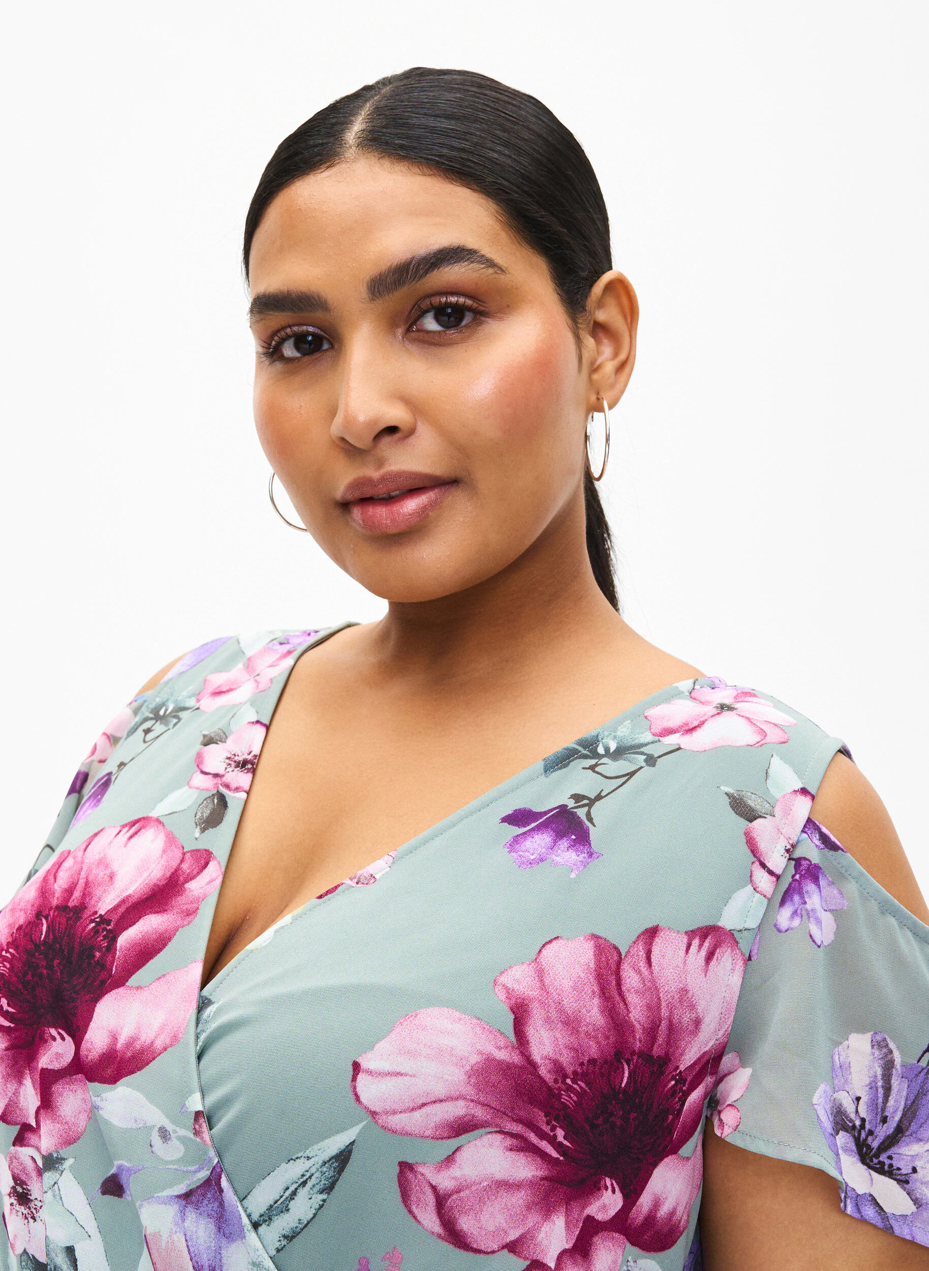 Zizzi Gebl&uuml;mtes Maxikleid mit Schulterdetail, Chinois Green AOP, Model image number 3