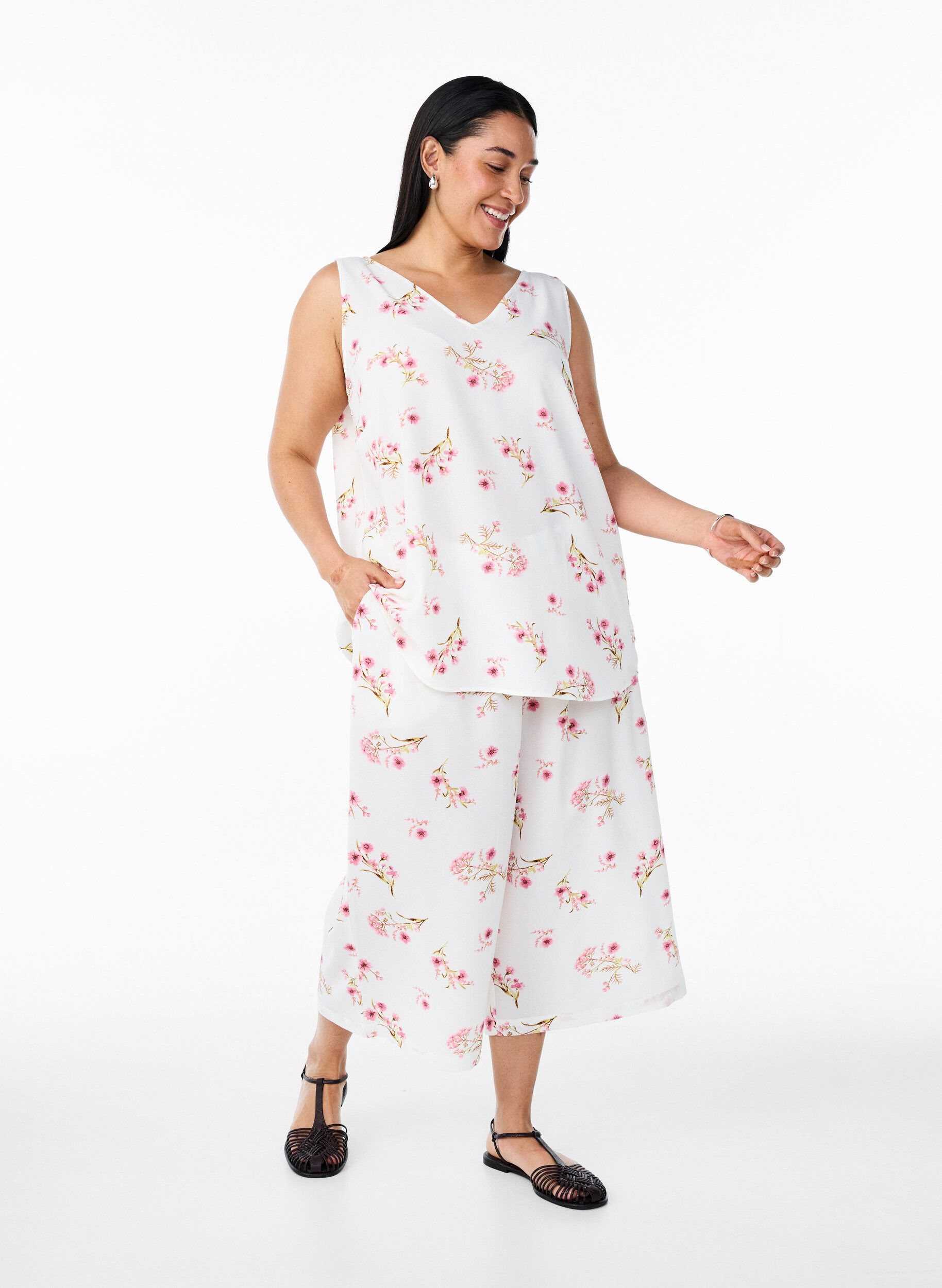 Zizzi Bedrucktes Oberteil mit V-Ausschnitt, Wei&szlig;, Model image number 1