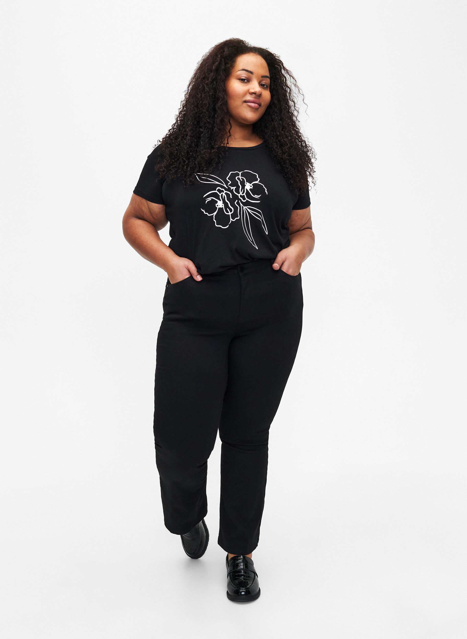 Zizzi Baumwoll-T-Shirt mit Motiv, Black w. Flower, Model image number 2
