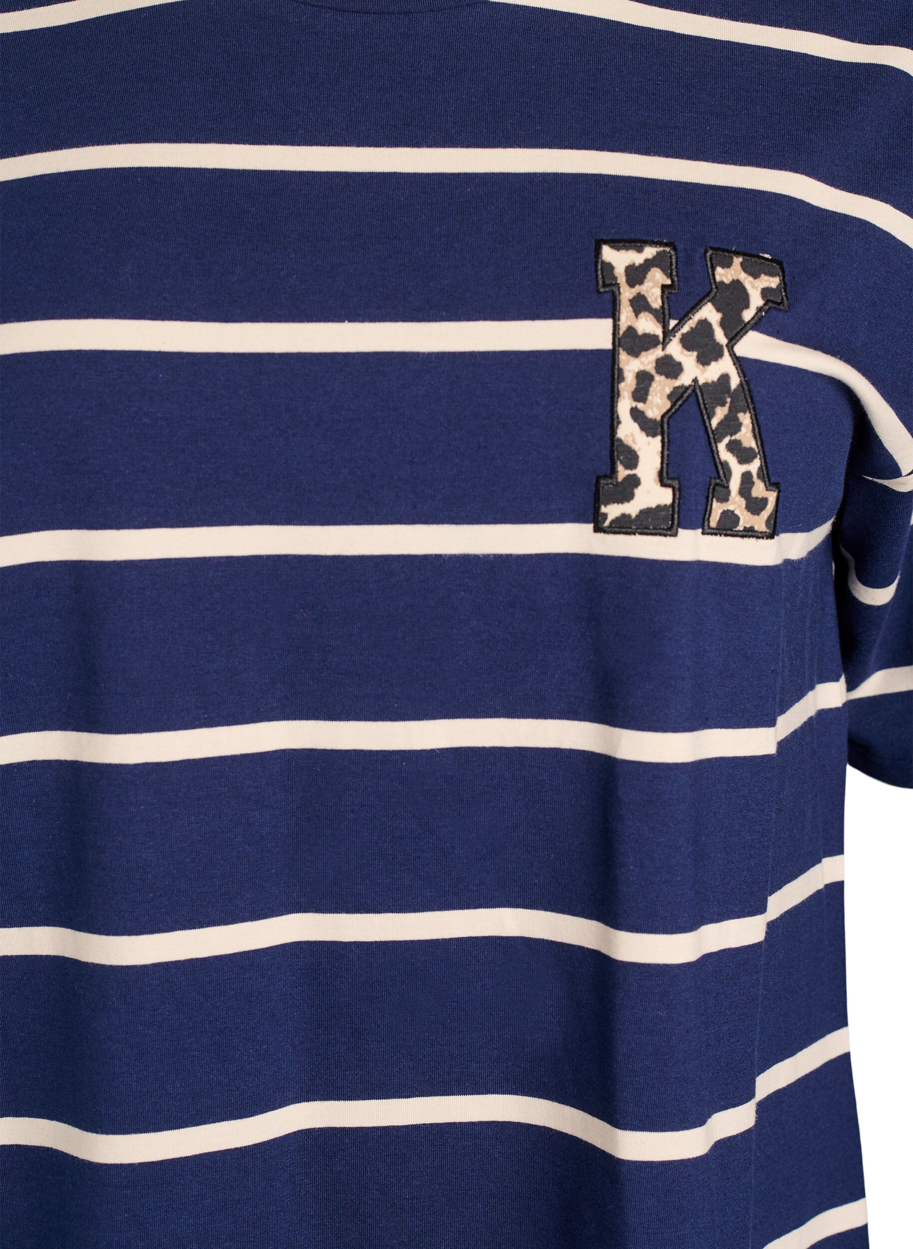 Zizzi T-Shirt mit Streifen und Leopardendetail, Blau, Packshot image number 2