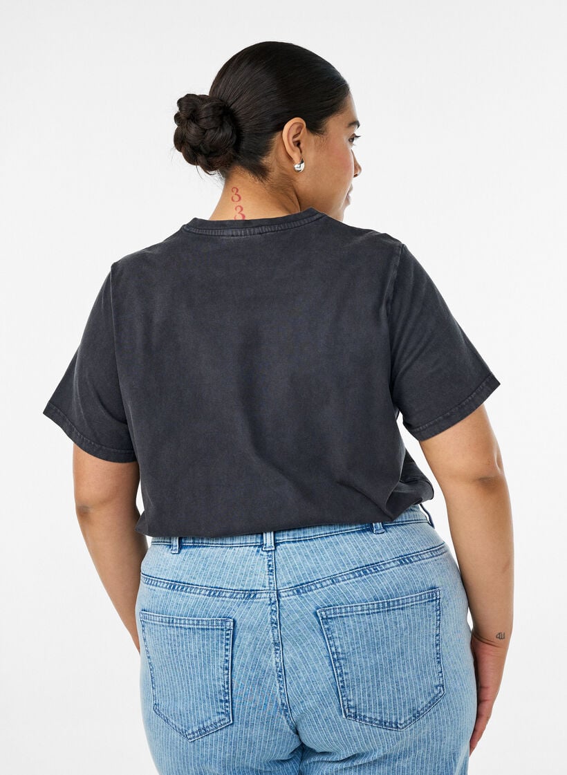 T-Shirt aus Bio-Baumwolle mit Rockprint, Schwarz, Model image number 2