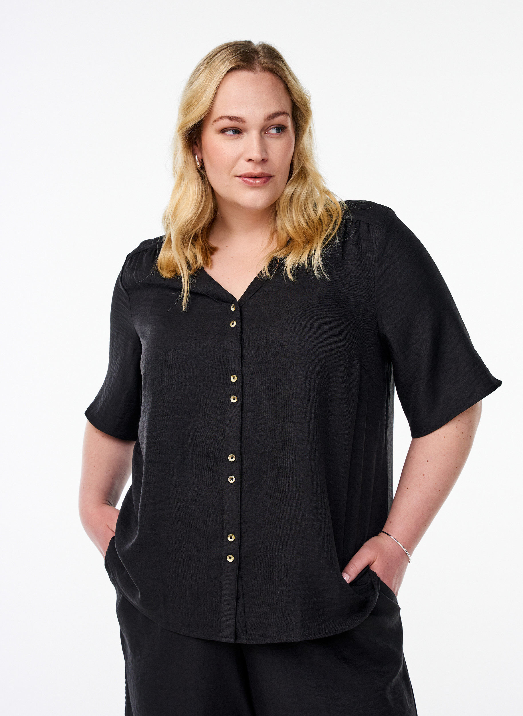 Hemdbluse mit V-Ausschnitt und kurzen &Auml;rmeln, Schwarz, Model
