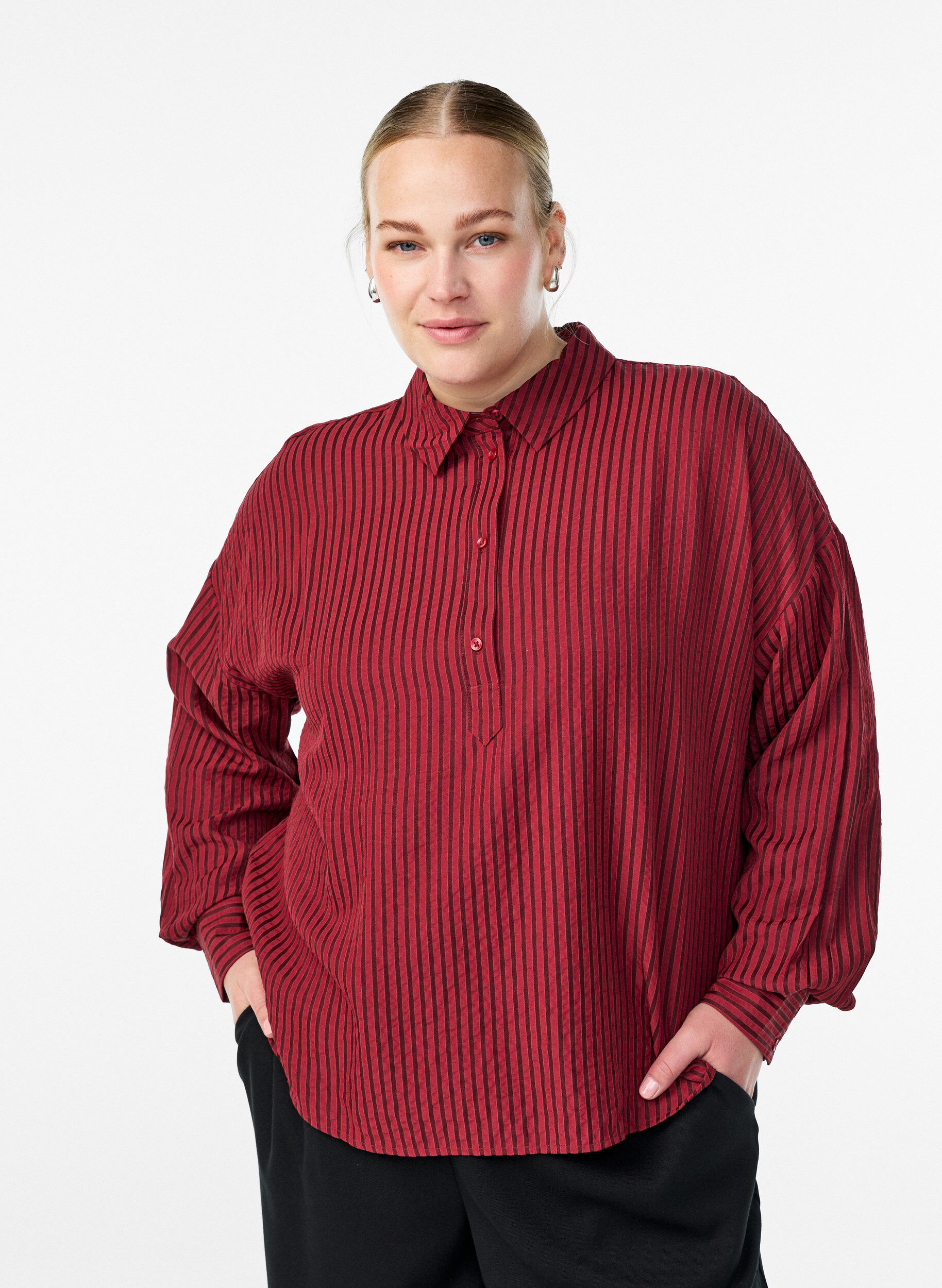 Gestreifte Bluse mit Knopfdetail am R&uuml;cken, Rot, Model
