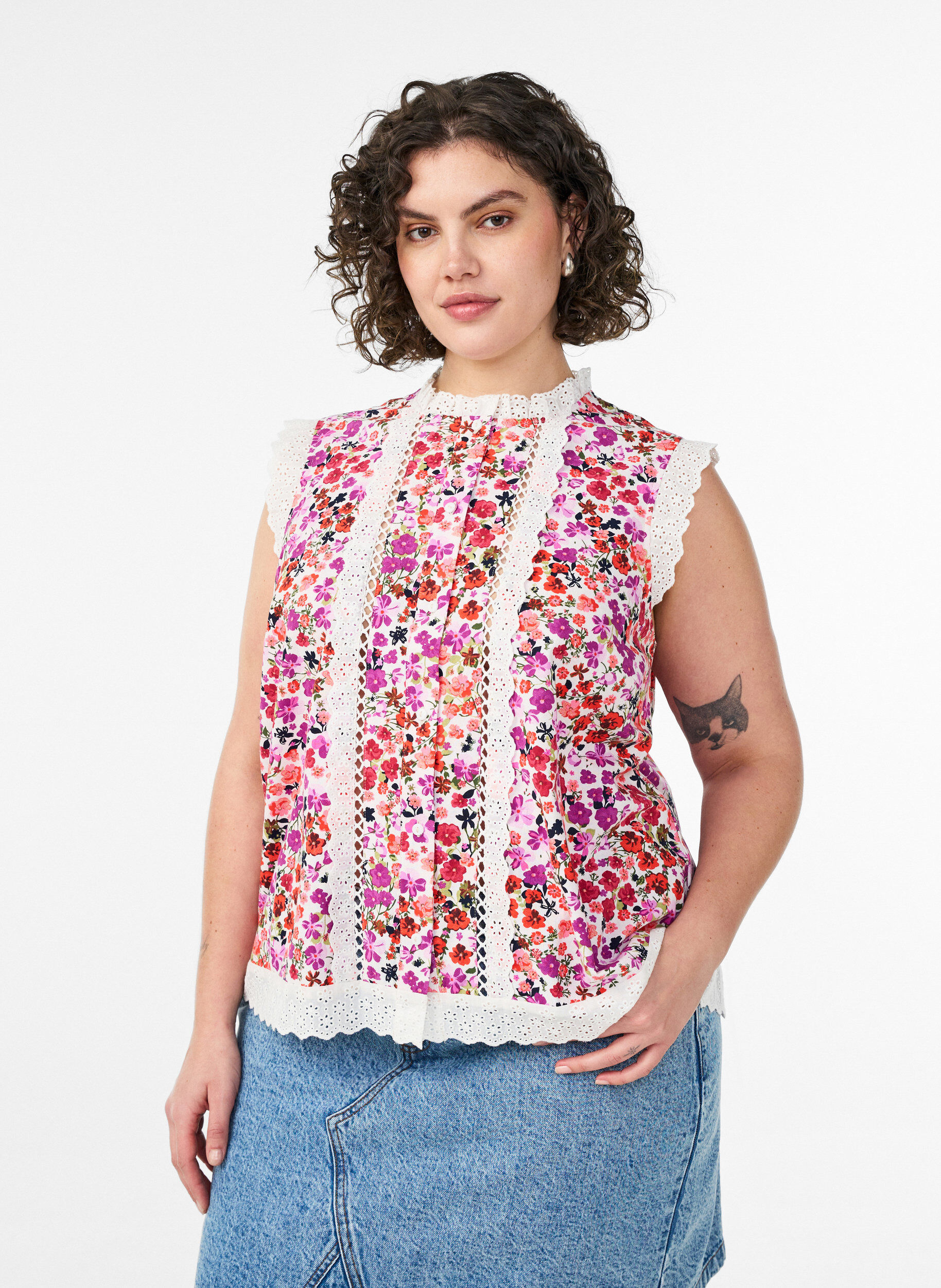 Zizzi &Auml;rmellose Bluse aus Baumwolle mit Blumenprint und Broderie Anglaise, Pink, Model image number 0