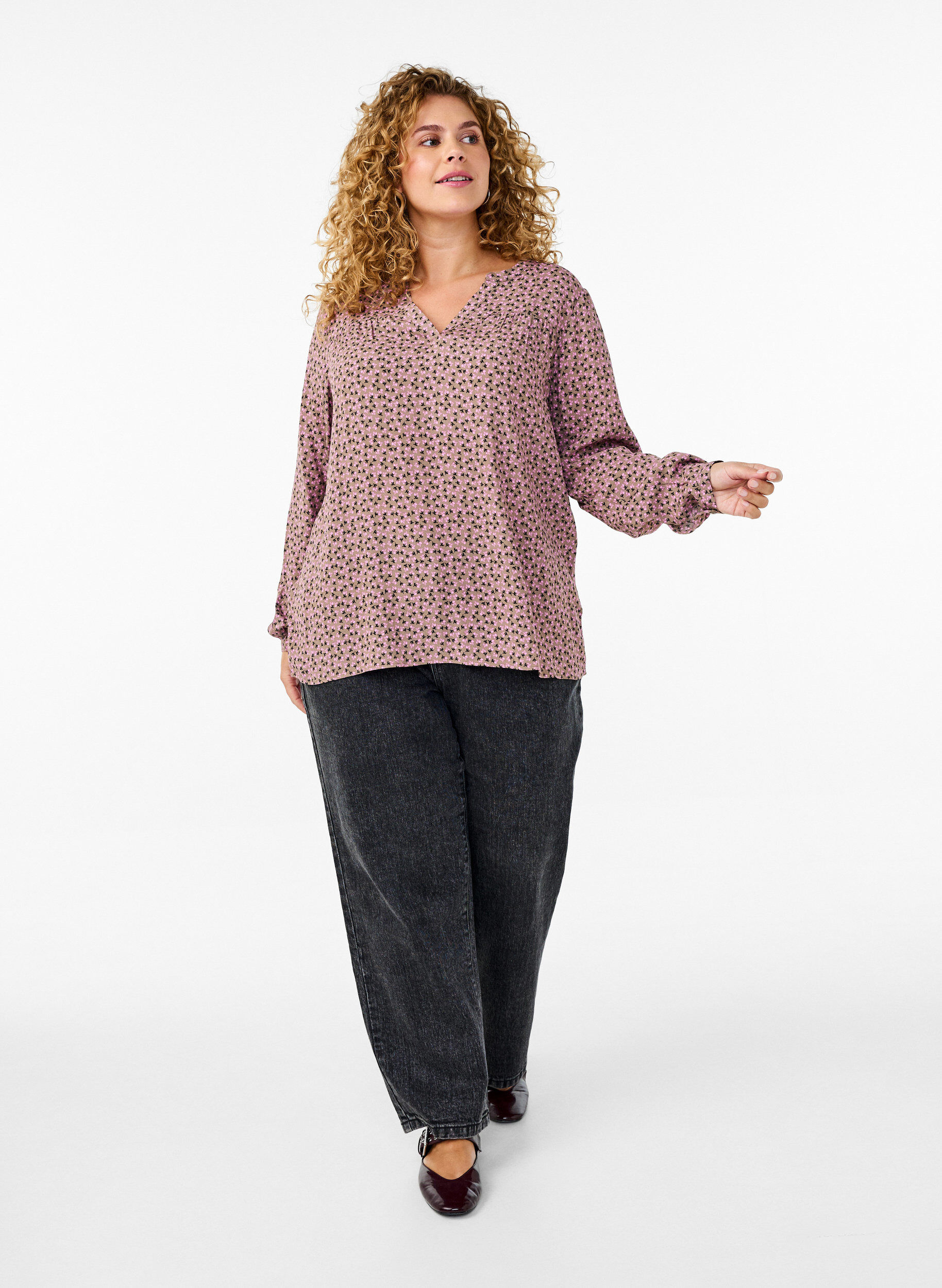 Zizzi Lang&auml;rmelige Bluse mit gebl&uuml;mtem Print und V-Ausschnitt, Braun, Model image number 1