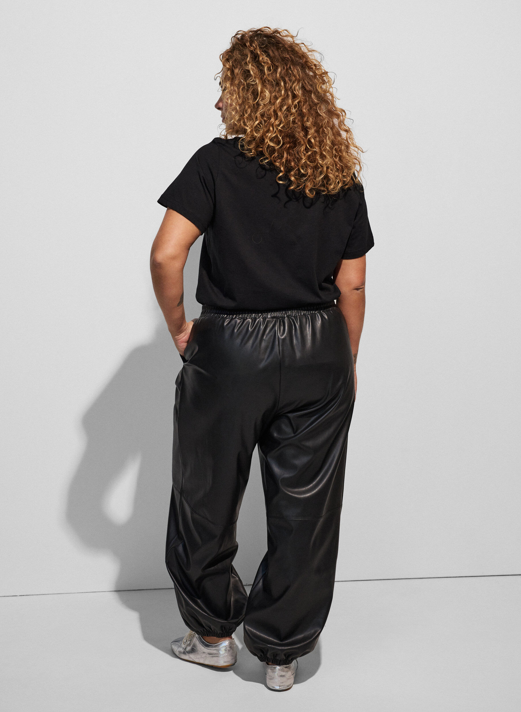 ZizziT-Shirt aus Baumwolle mit Text-Badge, Schwarz, Model image number 2