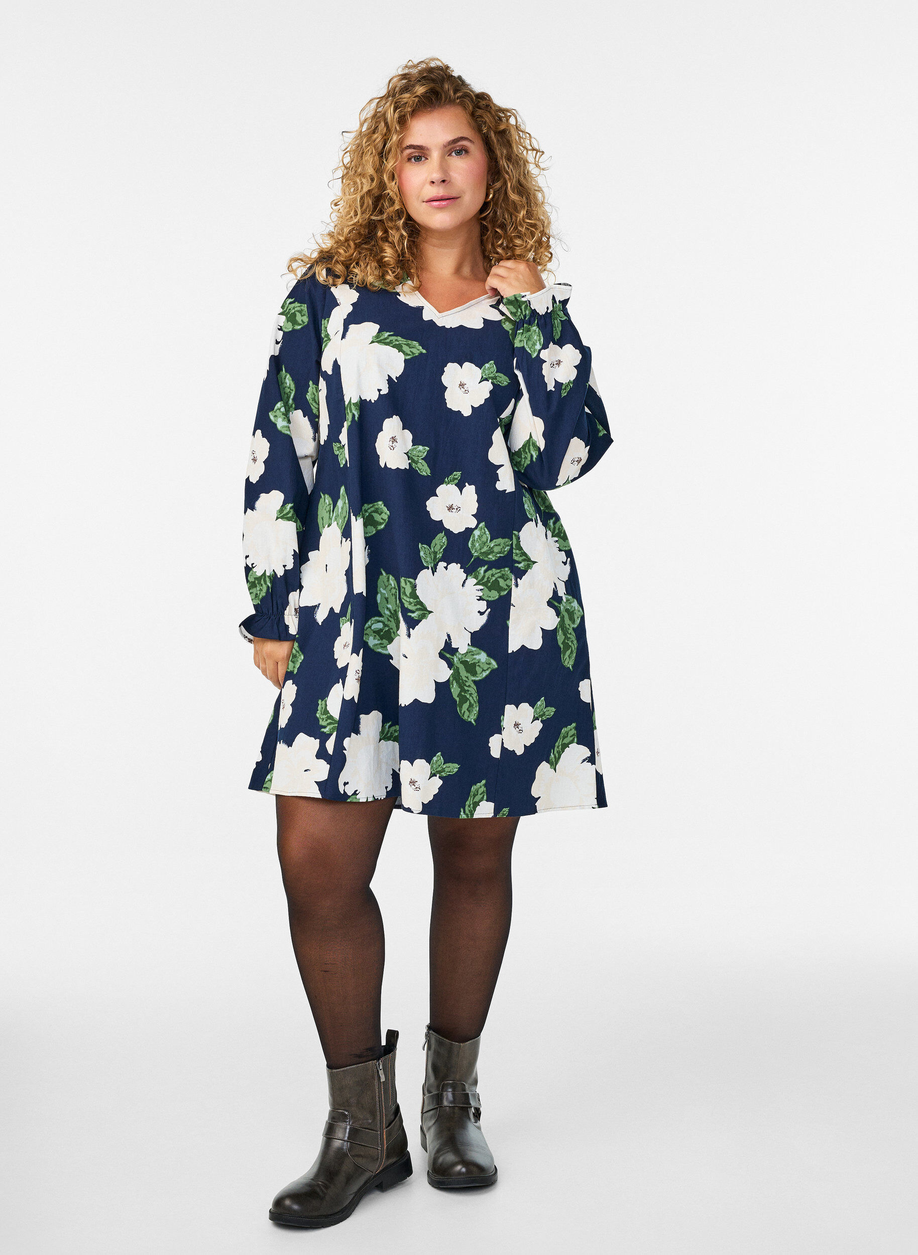 Zizzi Kurzes Kleid aus Baumwolle mit V-Ausschnitt und langen &Auml;rmeln, Blau, Model image number 1