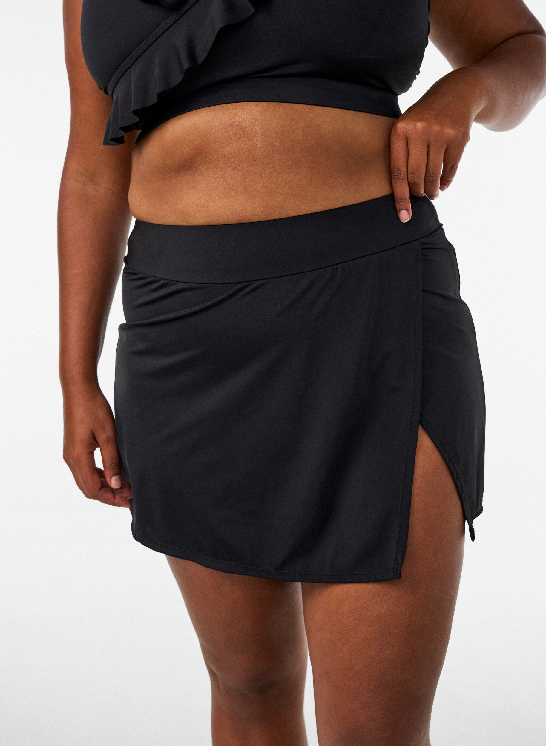 ZizziBikinihose mit Slip und Wickeloptik, Schwarz, Model image number 2