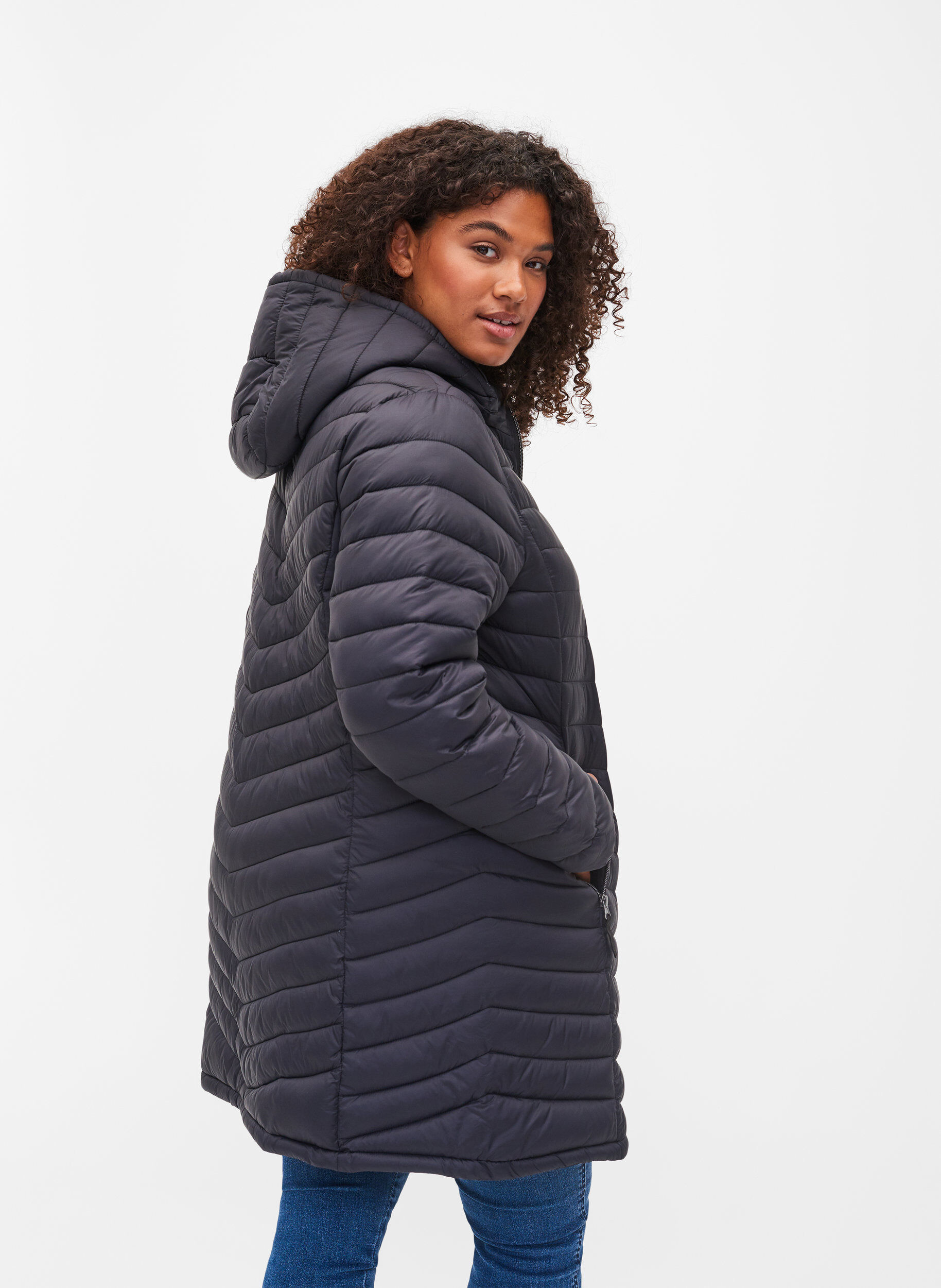 ZizziLeichte Jacke mit Taschen und abnehmbarer Kapuze, Schwarz, Model image number 2