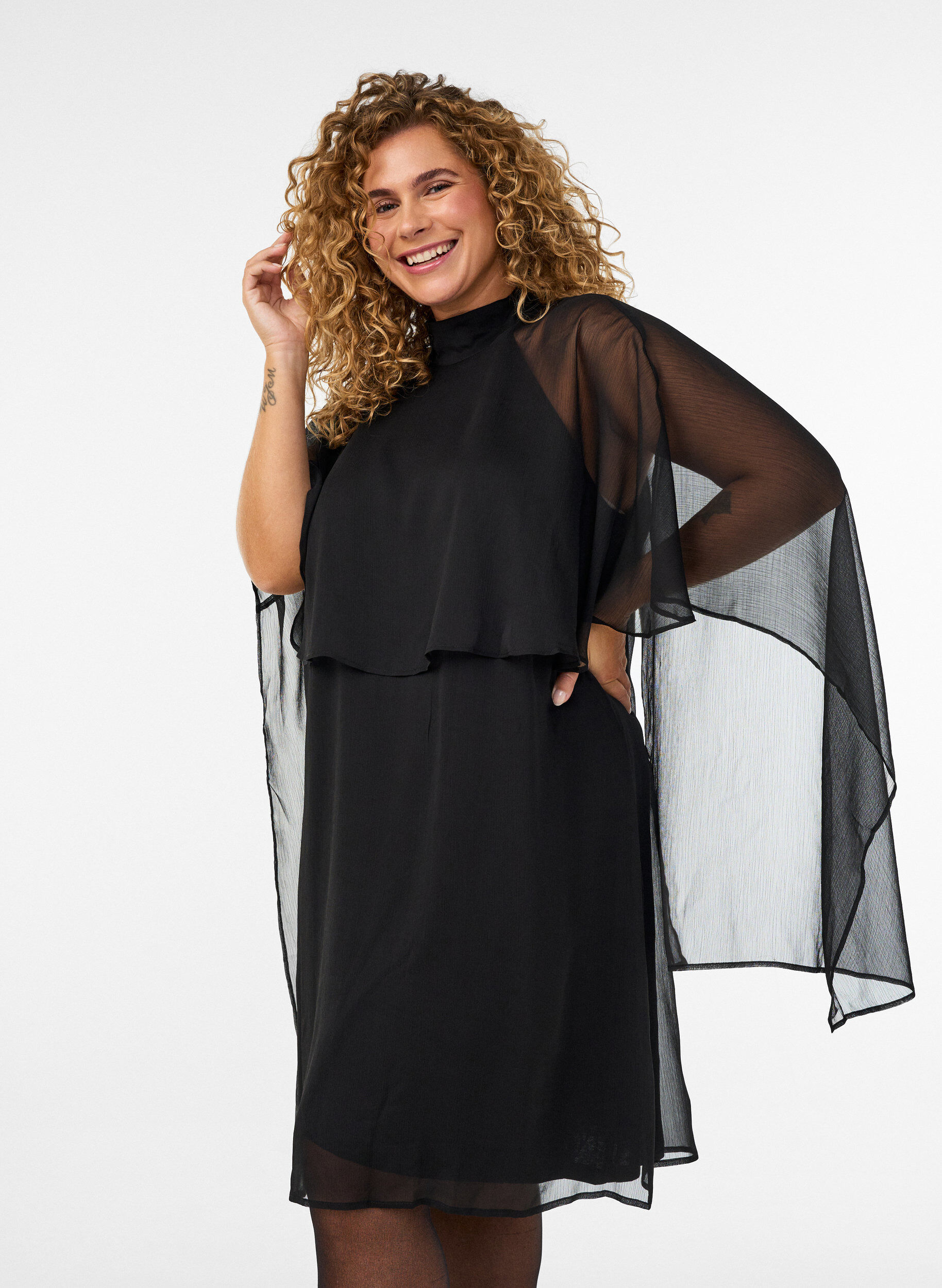 ZizziKnielanges Kleid aus Chiffon mit transparentem Cape, Schwarz, Model image number 3
